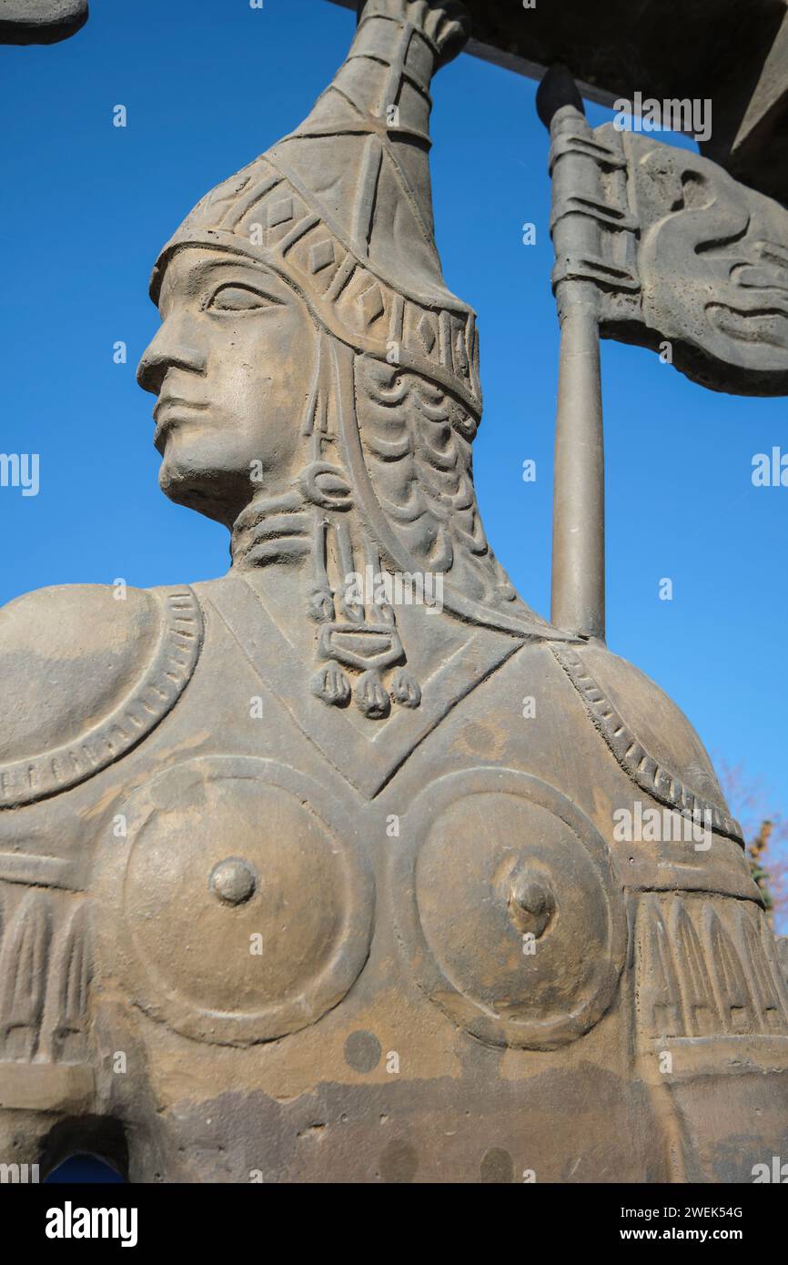 Un antico guerriero tradizionale, parte delle scene storiche del fregio in bronzo. Al Monumento dell'indipendenza in Piazza della Repubblica ad Almaty, Kazakistan. Foto Stock