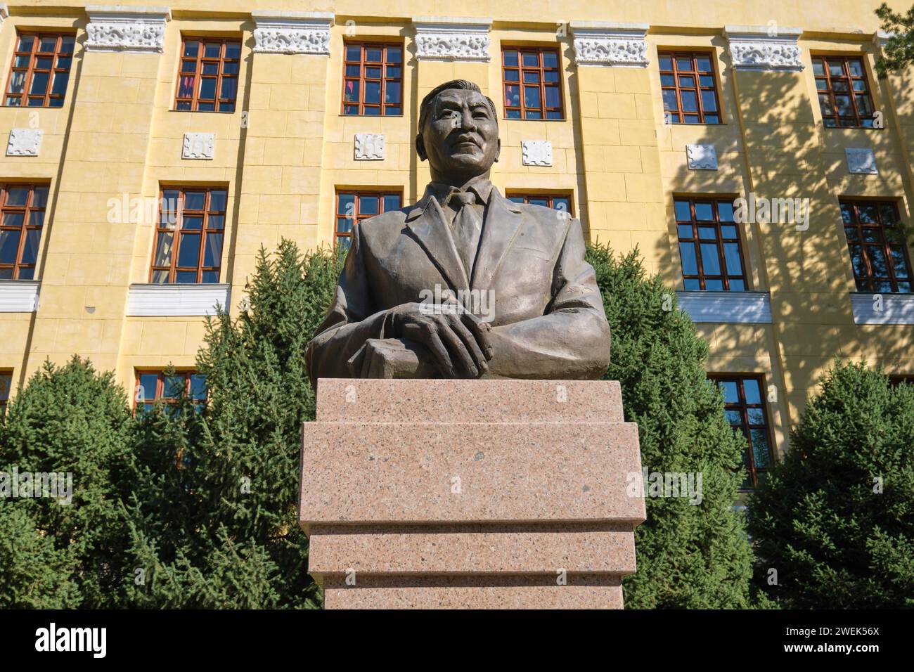Un busto, una statua del famoso statista, Nurtas Ondasynov. Ad Almaty, Kazakistan. Foto Stock