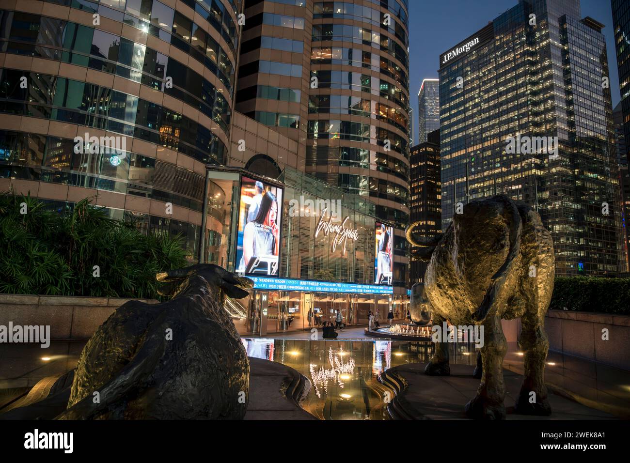 Esterno della nuova Borsa di Hong Kong, Piazza della Borsa, Hong Kong, Cina. Foto Stock