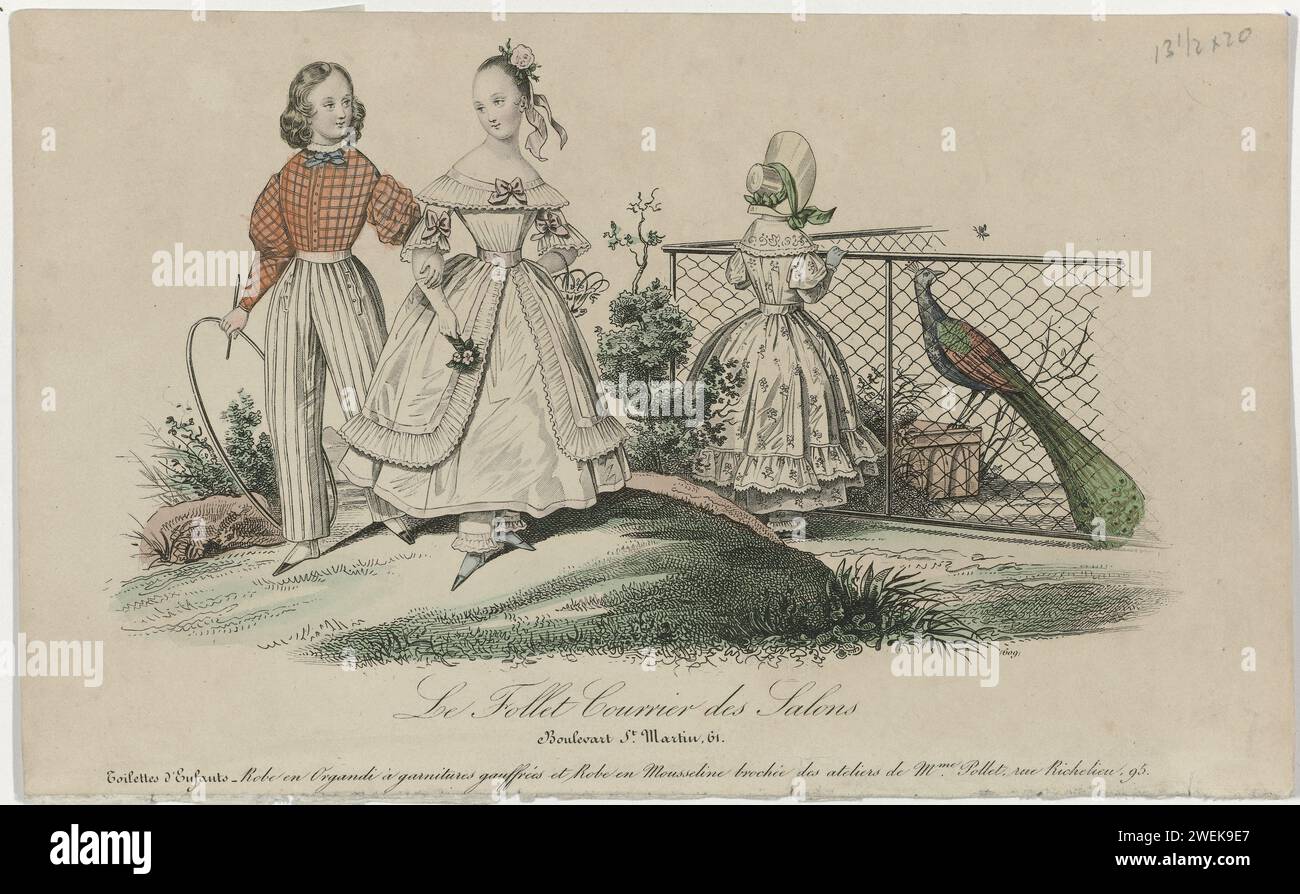Le Follet Courrier des Salons, 1837: Bagni per bambini (...), 1837 Un ragazzo con cerchio e bastone in mano è armato di una ragazza. Sullo sfondo c'è una ragazza in una recinzione, dietro la quale un pavone. Secondo la didascalia: "Toilettes d'Enfants" (abbigliamento per bambini). Japon di Organdie con decorazioni e archi a pieghe e un abito di mousseline marrone dagli studi Pollet. Stampa dalla rivista di moda le Follet Courrier des Salons (novembre 1829-ottobre 1882). lastre di moda per incisioni in carta. abito, abito (+ vestiti per bambina/ragazza). uccelli ornamentali: peacock. biancheria intima per la parte inferiore del bo Foto Stock