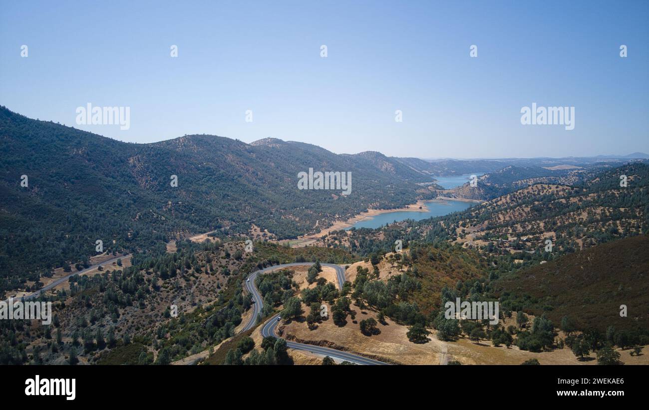 Le tortuose montagne si estendono per scoprire l'autostrada costiera Foto Stock