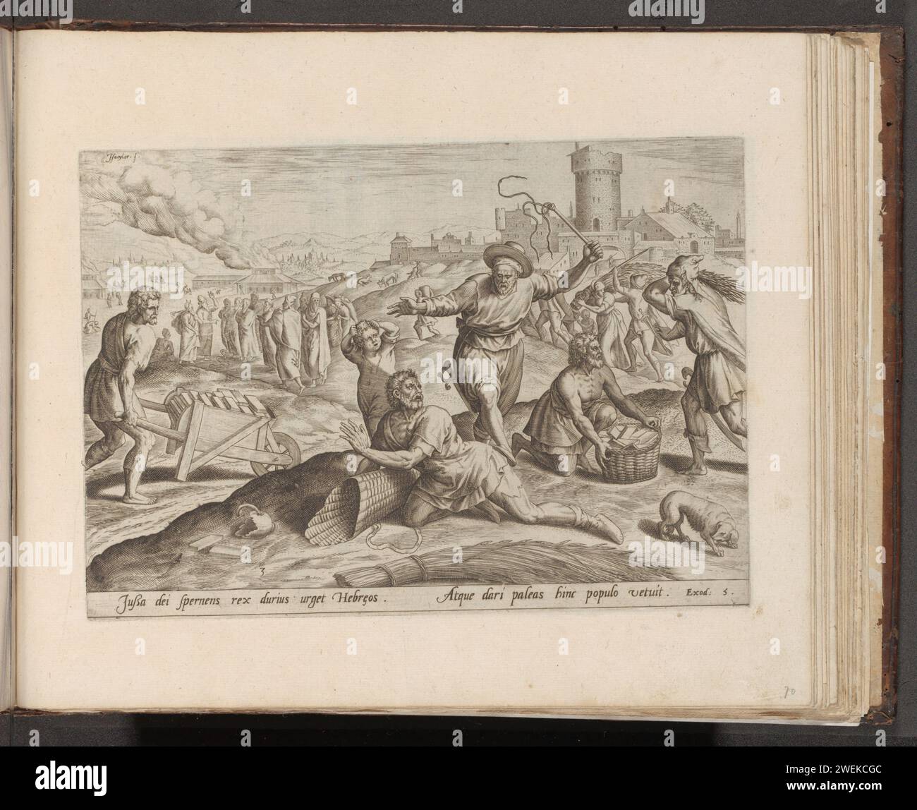 Maltrattamento degli Israeliti da parte degli egiziani, 1579 stampa un operaio israelita cade a terra e viene picchiato con una frusta da uno dei supervisori egiziani del faraone. Gli Israeliti raccolgono la paglia per cuocere le pietre. Mosè e Aaron predicano sullo sfondo. Sotto la performance un riferimento in latino al testo della Bibbia in ex. 5. La stampa fa parte di un album. Il Faraone dell'incisione su carta comanda ai taskmaster di smettere di fornire alle persone paglia per la fabbricazione di mattoni (+ variante). Gli Israeliti si lamentano con Mosè e Aronne ( Faraone) Foto Stock