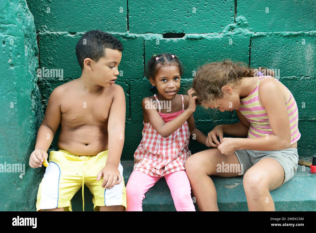 Bambini cubani a l'Avana Vecchia, Cuba. Foto Stock