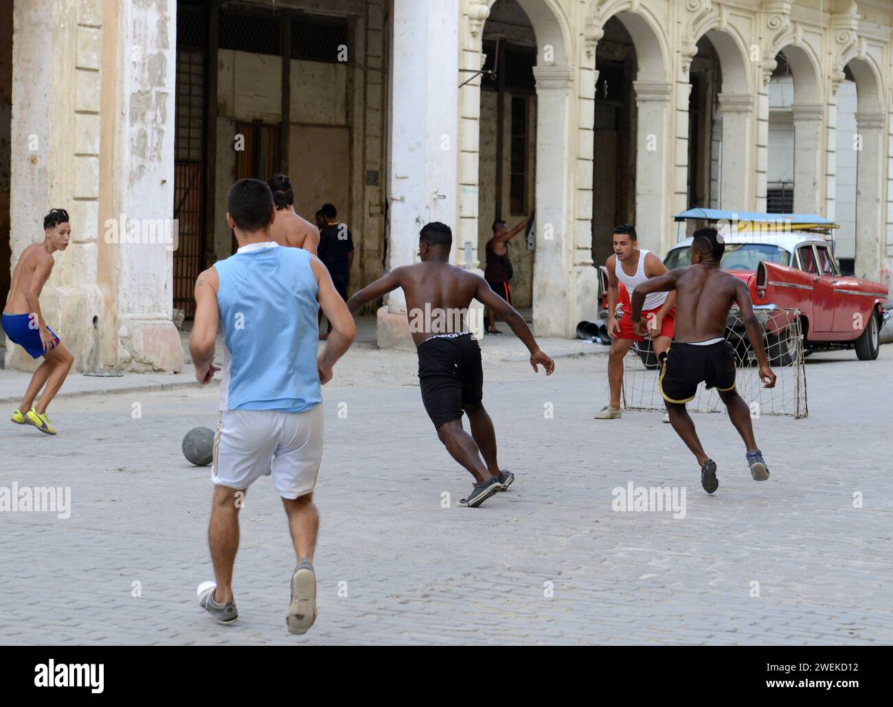 Uomini cubani che giocano a calcio nelle strade della vecchia Havana, Cuba. Foto Stock
