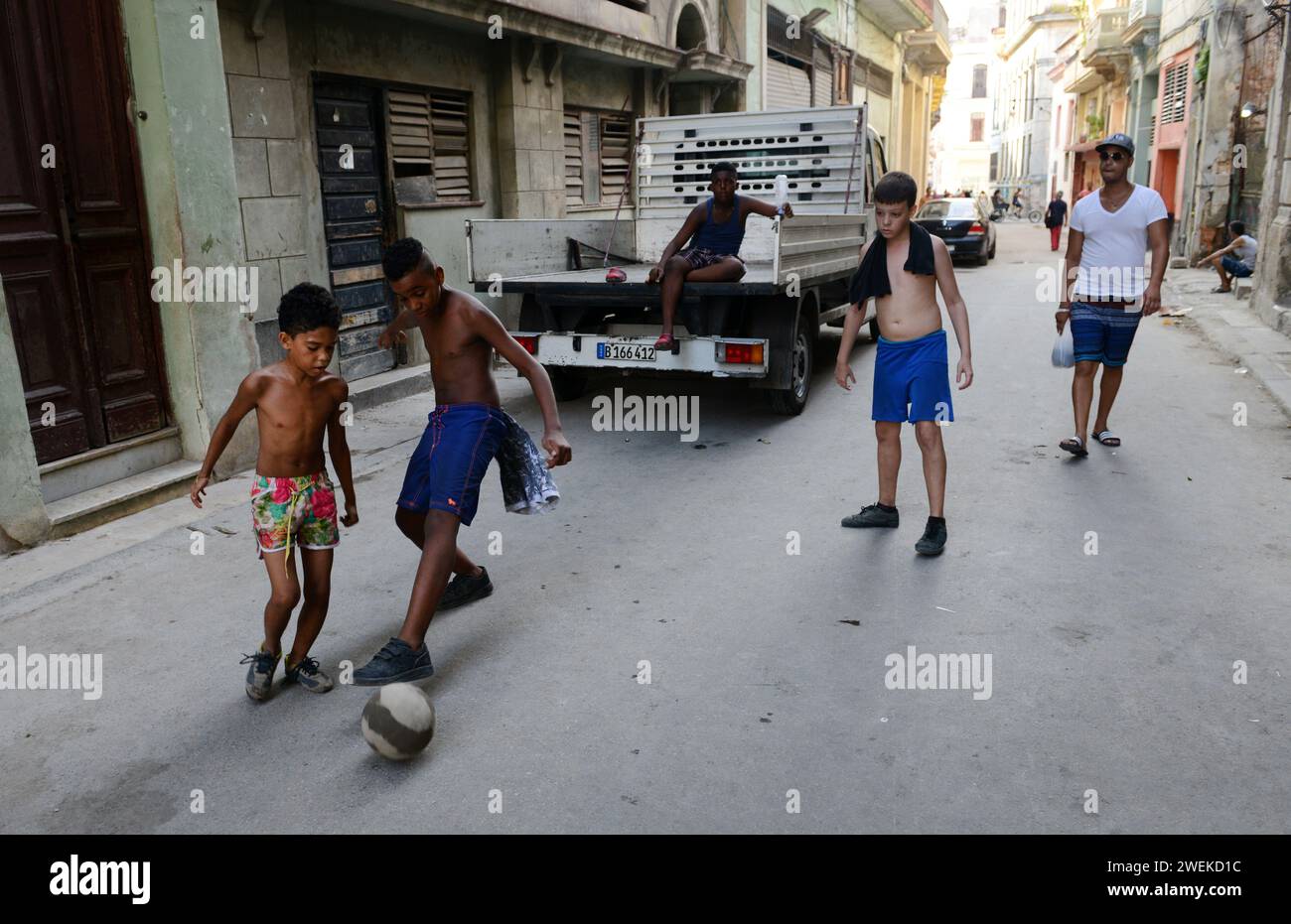 Bambini cubani che giocano a calcio a l'Avana Vecchia, Cuba. Foto Stock