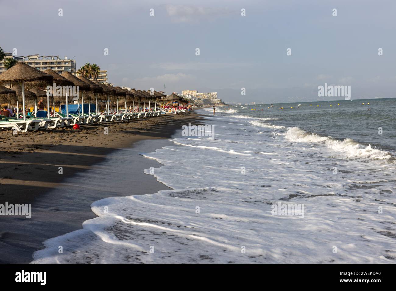 Torremolinos, Spagna - 15 settembre 2023: Spiaggia la Carihuela a Torremolinos, Malaga, Costa del Sol, Spagna Foto Stock