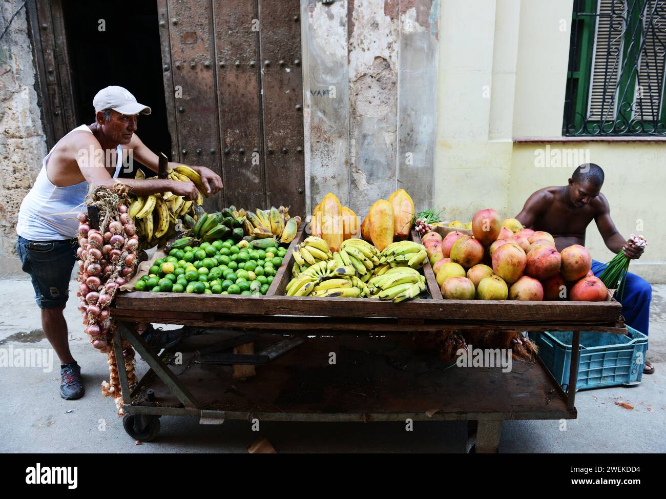 Un fornitore di frutta mobile a l'Avana Vecchia, Cuba. Foto Stock