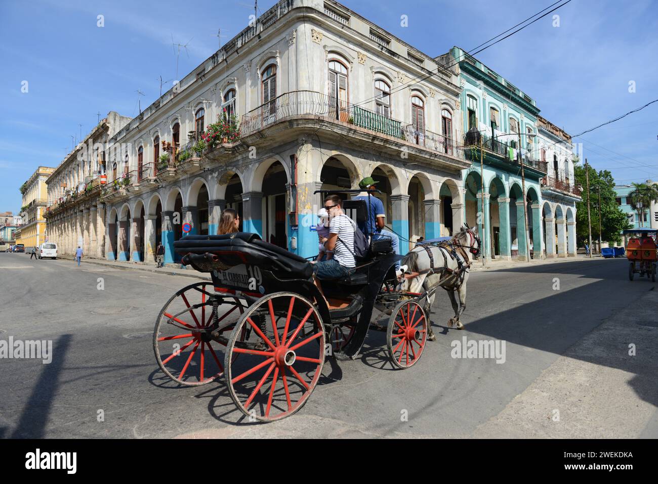 Una carrozza turistica trainata da cavalli a l'Avana Vecchia, Cuba. Foto Stock