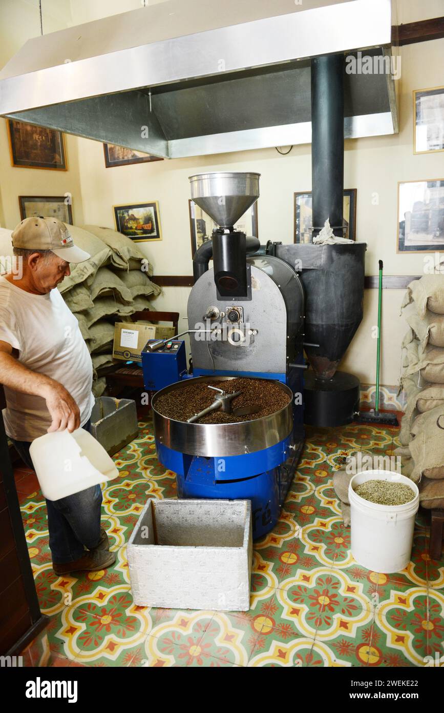 Tostatura di chicchi di caffè al Café o'Reilly a l'Avana vecchia, Cuba. Foto Stock