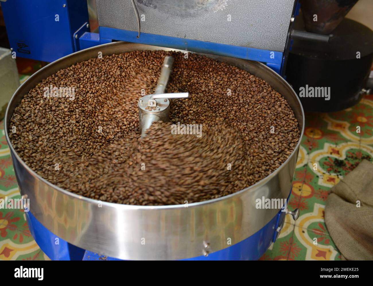 Tostatura di chicchi di caffè al Café o'Reilly a l'Avana vecchia, Cuba. Foto Stock