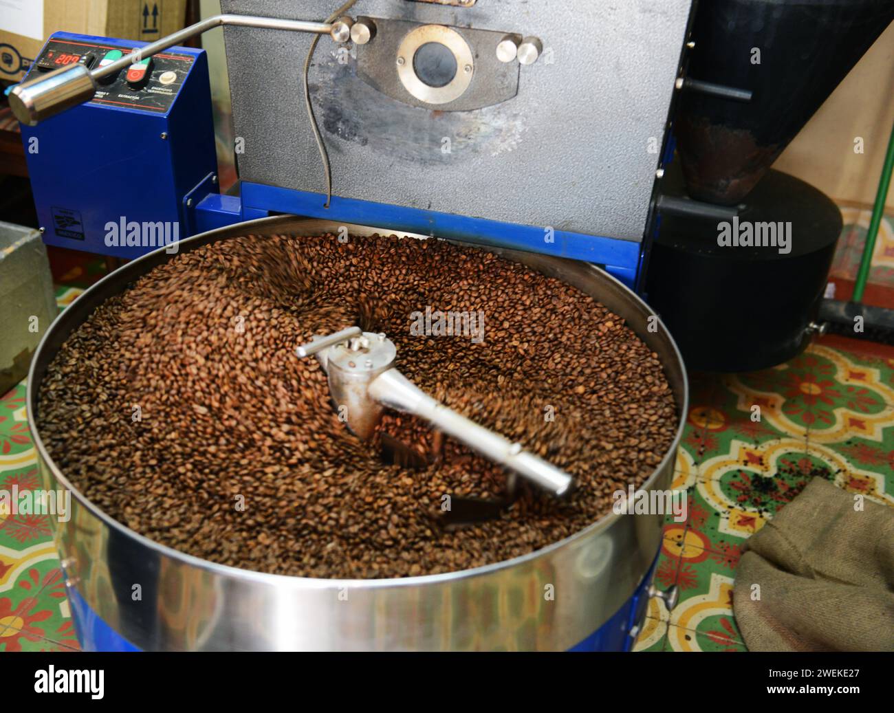 Tostatura di chicchi di caffè al Café o'Reilly a l'Avana vecchia, Cuba. Foto Stock