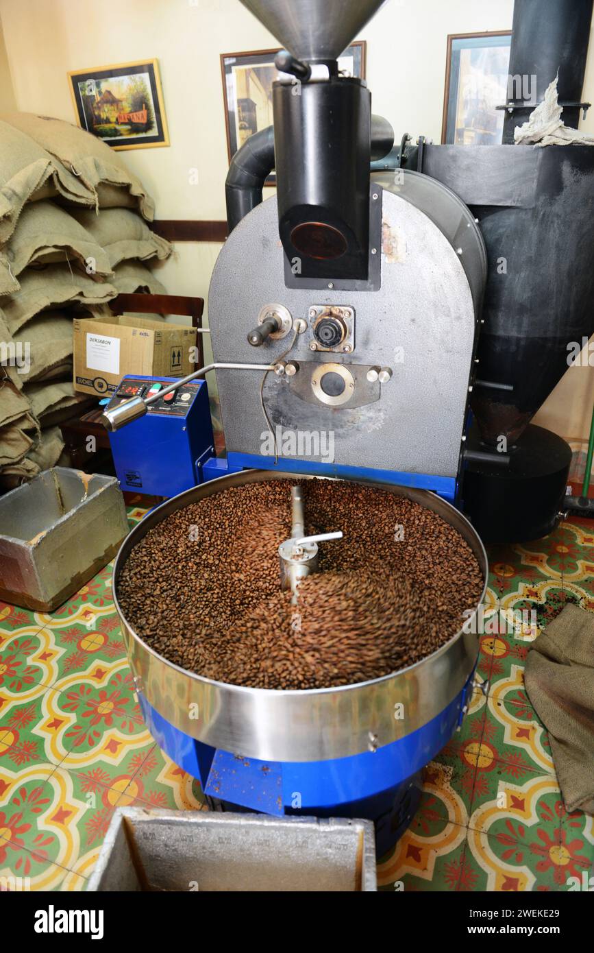 Tostatura di chicchi di caffè al Café o'Reilly a l'Avana vecchia, Cuba. Foto Stock