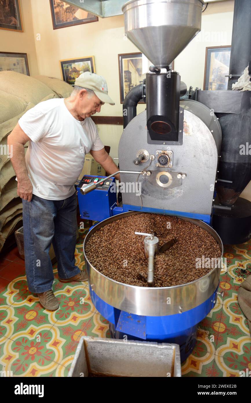 Tostatura di chicchi di caffè al Café o'Reilly a l'Avana vecchia, Cuba. Foto Stock