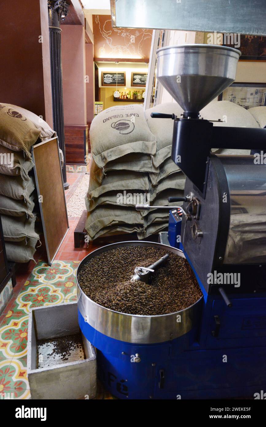 Tostatura di chicchi di caffè al Café o'Reilly a l'Avana vecchia, Cuba. Foto Stock