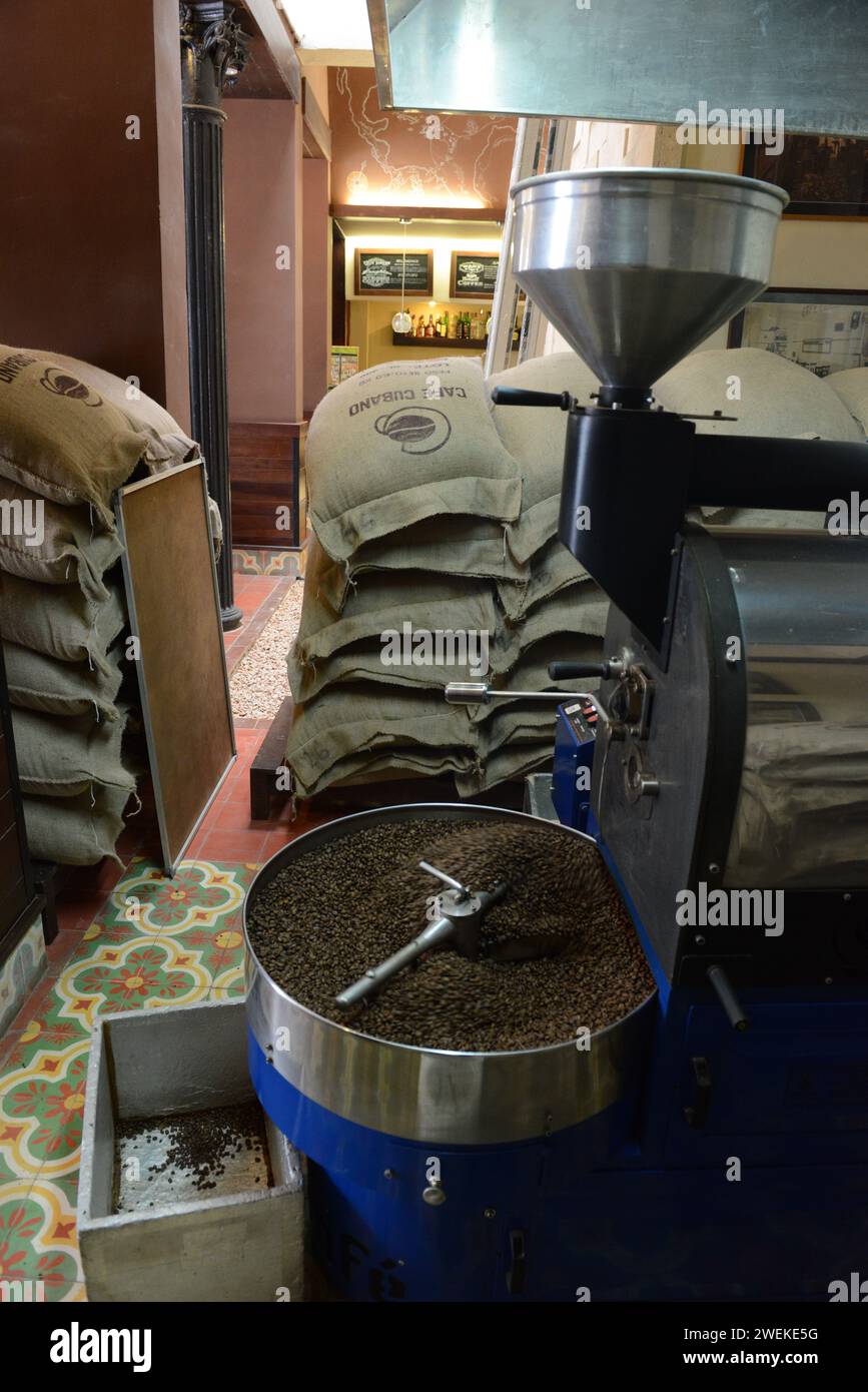 Tostatura di chicchi di caffè al Café o'Reilly a l'Avana vecchia, Cuba. Foto Stock
