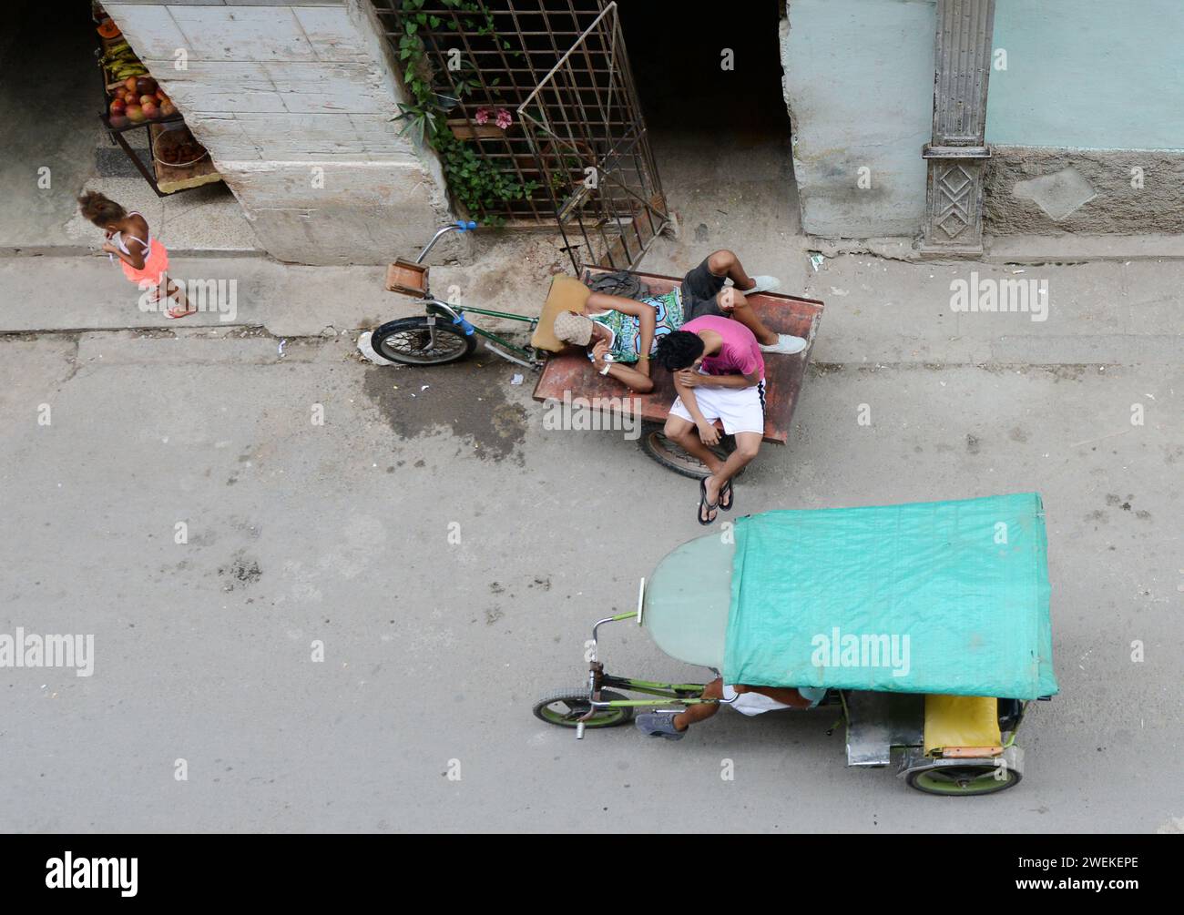 Un fornitore di dispositivi mobili a l'Avana Vecchia, Cuba. Foto Stock