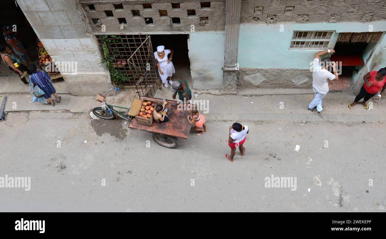 Un fornitore di dispositivi mobili a l'Avana Vecchia, Cuba. Foto Stock