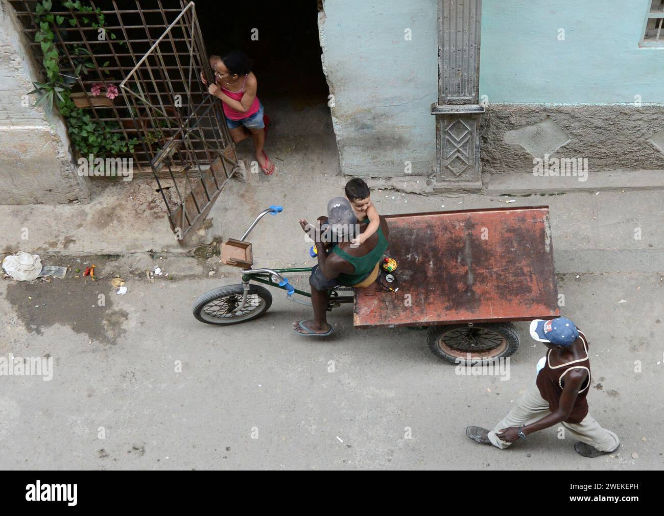 Un fornitore di dispositivi mobili a l'Avana Vecchia, Cuba. Foto Stock