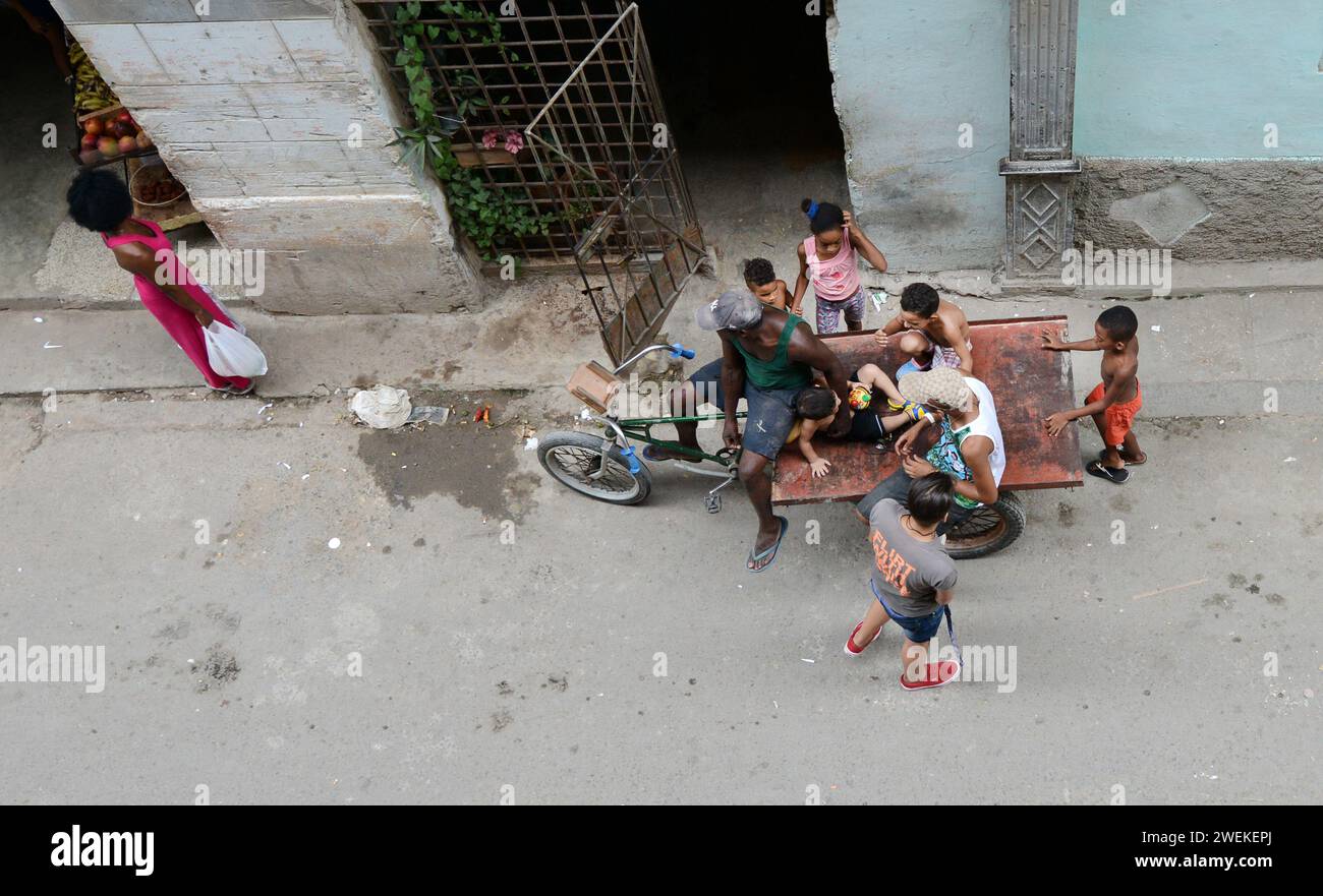 Un fornitore di dispositivi mobili a l'Avana Vecchia, Cuba. Foto Stock