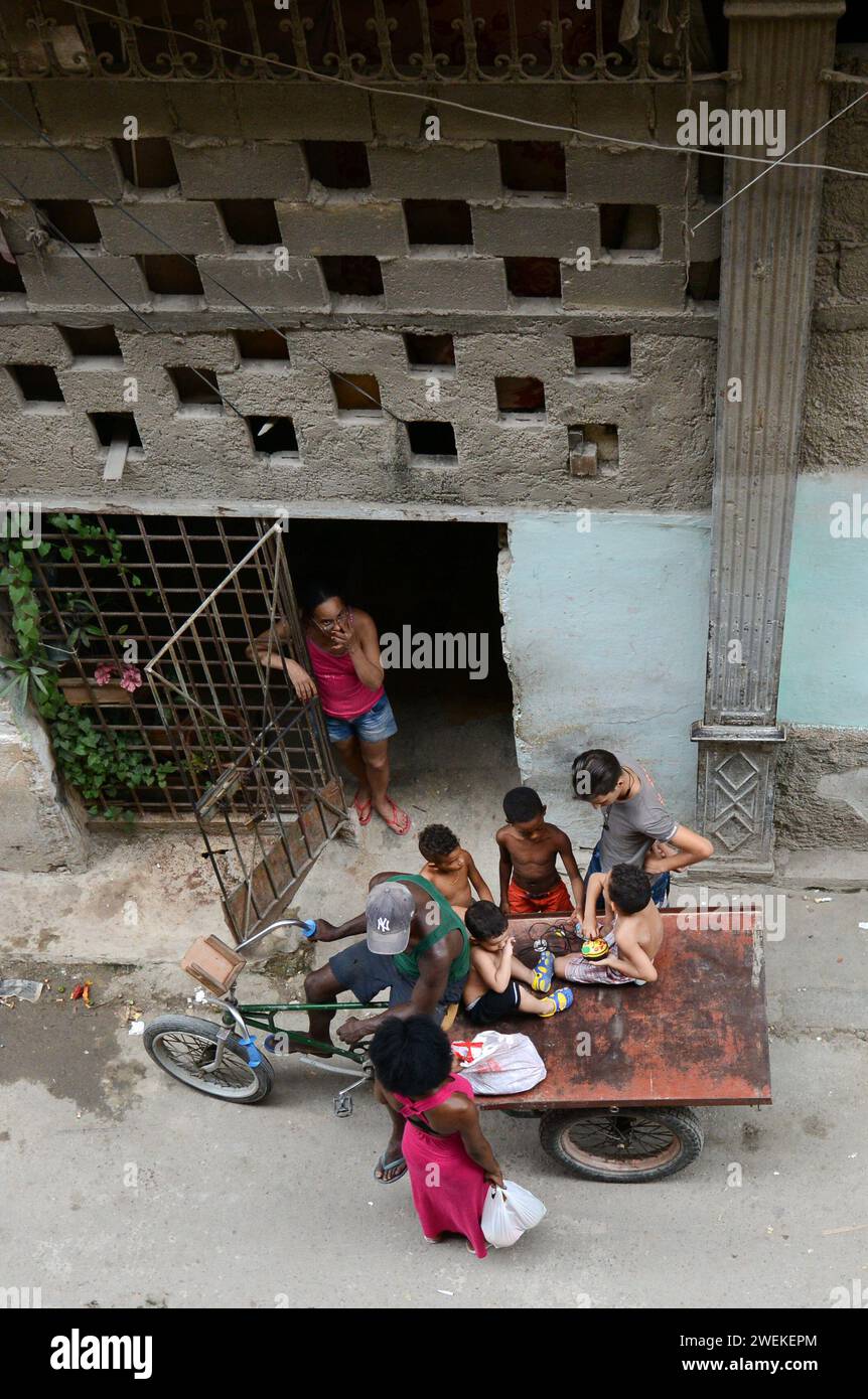 Un fornitore di dispositivi mobili a l'Avana Vecchia, Cuba. Foto Stock