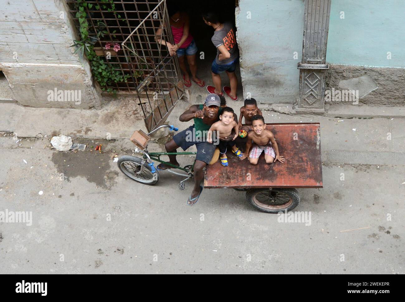 Bambini curiosi che guardano in alto. L'Avana vecchia, Cuba. Foto Stock
