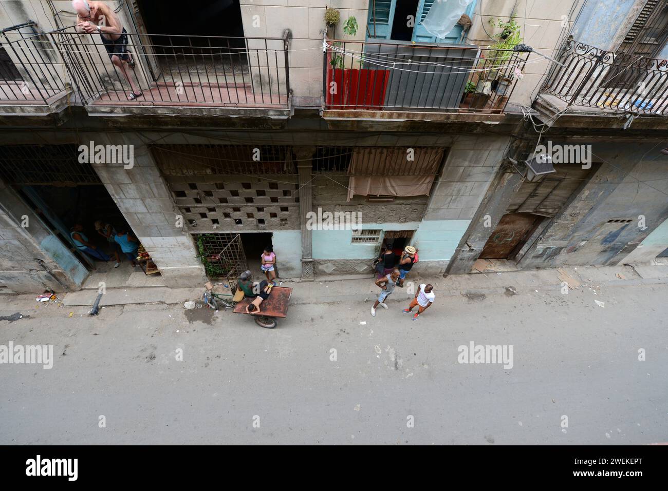 Un fornitore di dispositivi mobili a l'Avana Vecchia, Cuba. Foto Stock