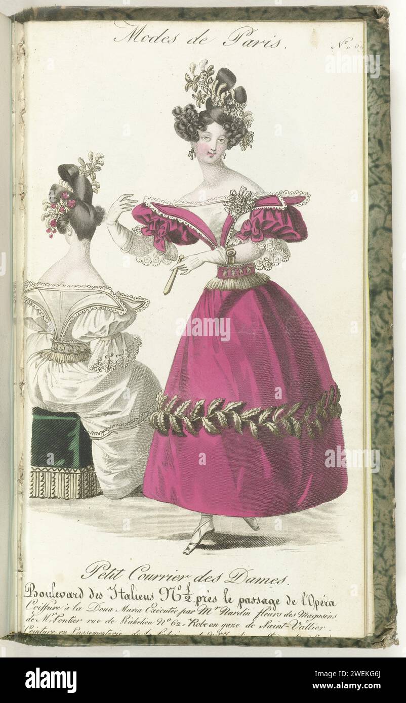 Piccola posta delle signore, 5 febbraio 1830, no 699: Acconciatura alla Dona Maria ..., 1830 donna in piedi vestita con un abito di 'Gaze de Saint-Vallier'. Ceintuur della passione. "Coeffure à la dona Maria" eseguita da Nardin. Fiori dai negozi Pontier. Figura seduta, vista sul retro, vestita con lo stesso vestito. Stampa dalla rivista di moda Petit Courrier des Dames (1821-1868). Rilegato (con poche pagine. Le Journal des Dames et des Modes). Dal 15 gennaio 1827 al 20 marzo 1830. Incompleto. lastre di moda per incisioni in carta. abito, abito (+ abiti da donna). Stili di parrucchiere - AA -  Wome Foto Stock
