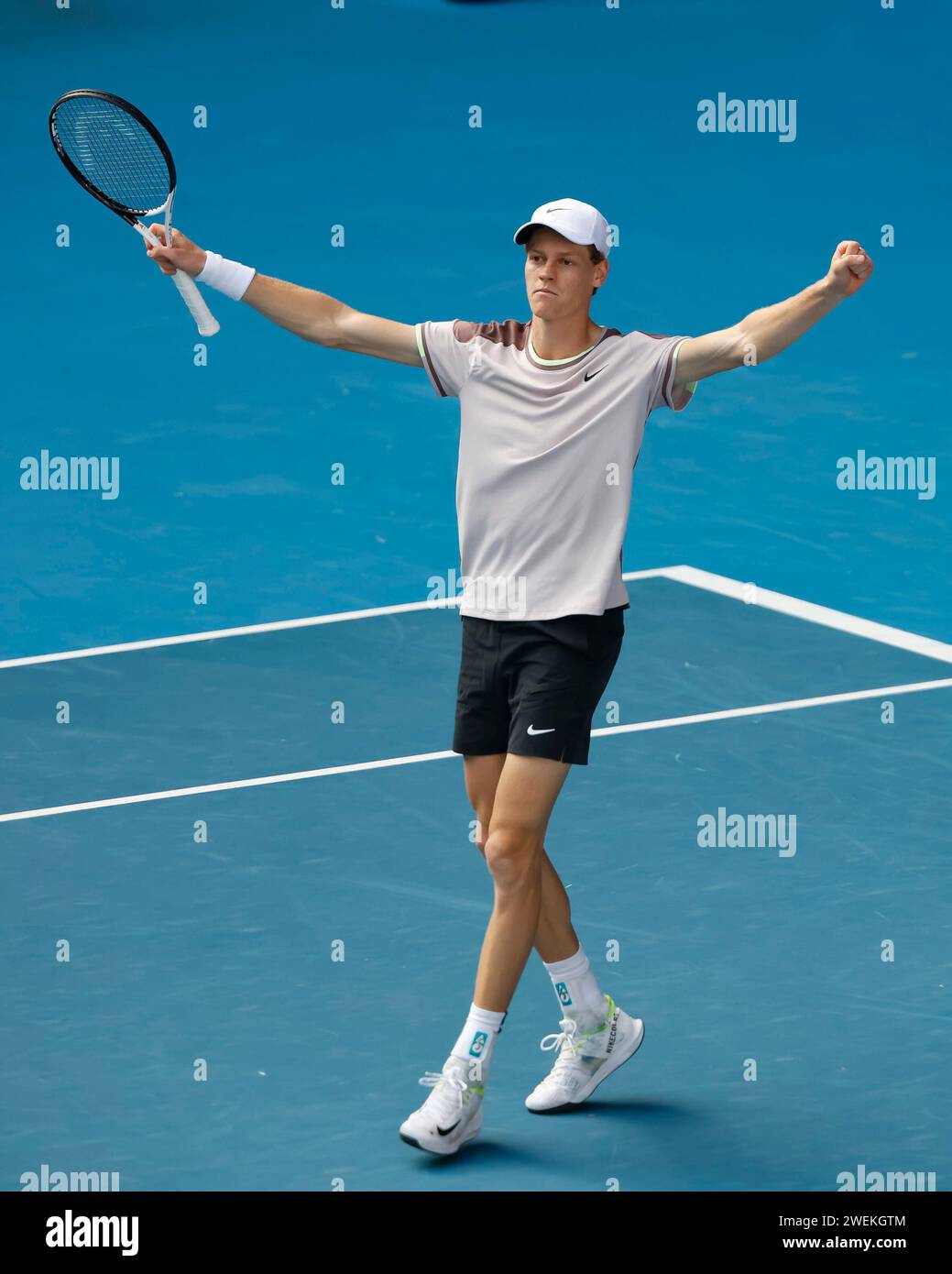 Melbourne, Australia. 26esimo. Gennaio 2024. Il tennista italiano Jannik Sinner festeggia il torneo Australian Open al Melbourne Park venerdì 26 gennaio 2024. © Juergen Hasenkopf / Alamy Live News Foto Stock
