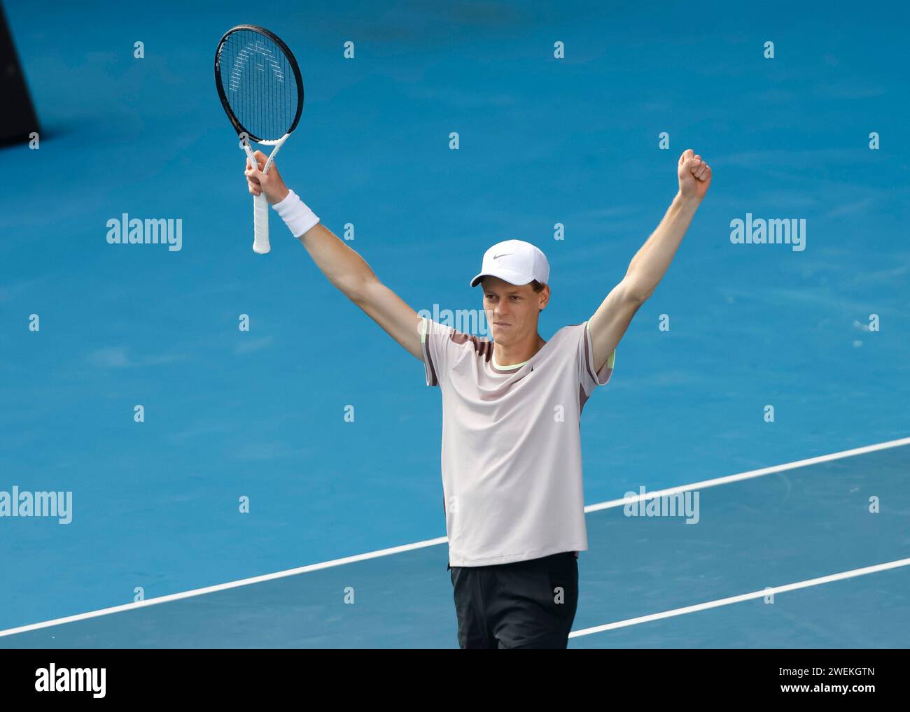 Melbourne, Australia. 26esimo. Gennaio 2024. Il tennista italiano Jannik Sinner festeggia il torneo Australian Open al Melbourne Park venerdì 26 gennaio 2024. © Juergen Hasenkopf / Alamy Live News Foto Stock