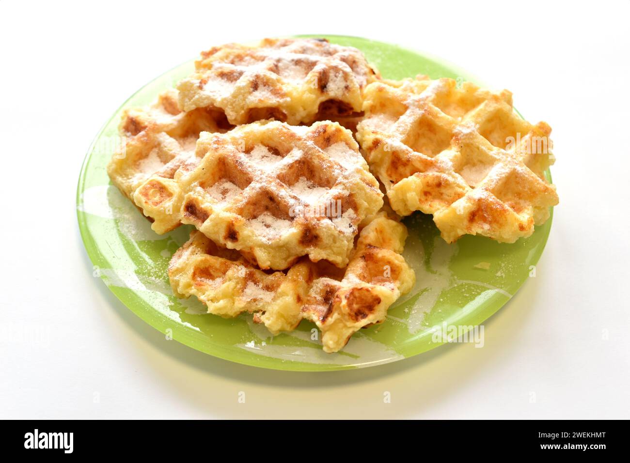 Dessert. Su un piatto si trovano diversi soffici waffle belgi. Foto Stock