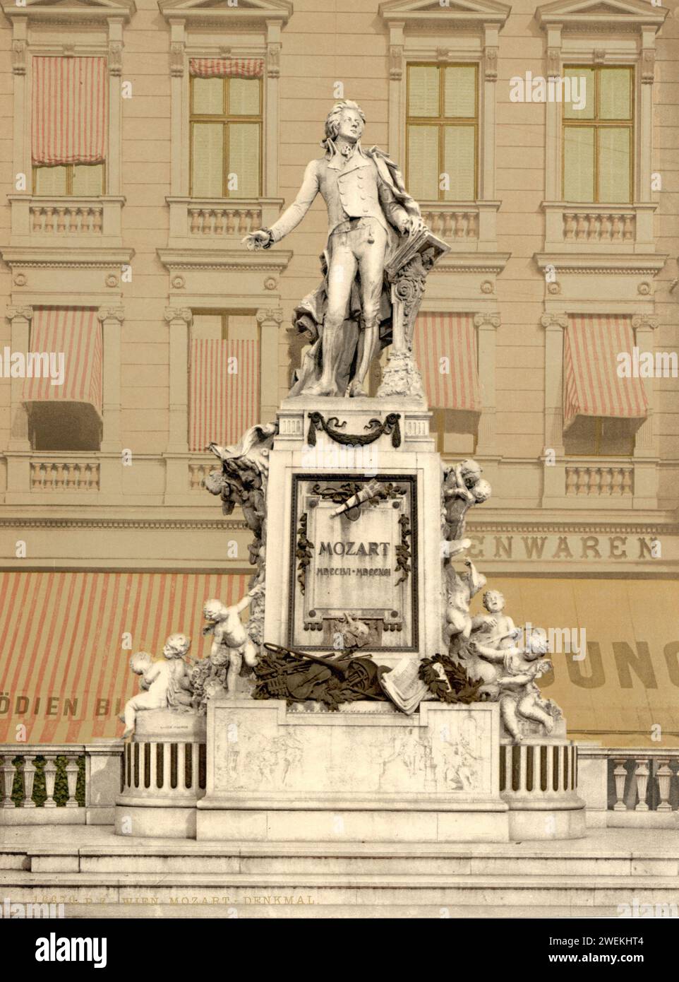 Il Monumento di Mozart dedicato al compositore Wolfgang Amadeus Mozart, città di Vienna, Austria, CA. 1890-1900 Foto Stock