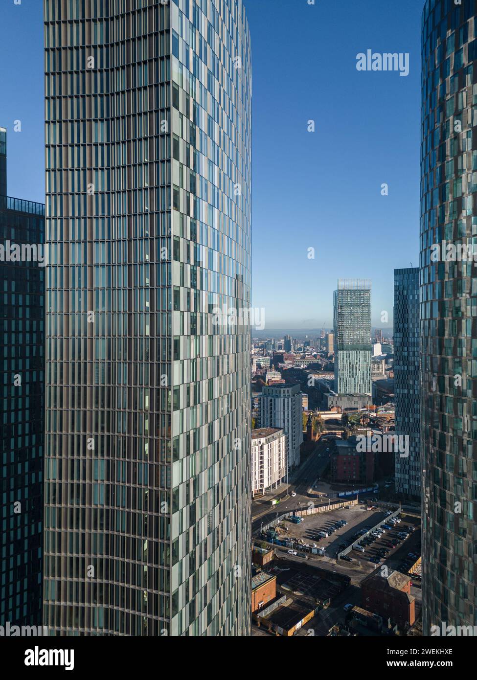 Immagine aerea della torre residenziale Blade con Three60 e Crown Street Developments, parte dello sviluppo di New Jackson a Manchester, Regno Unito Foto Stock