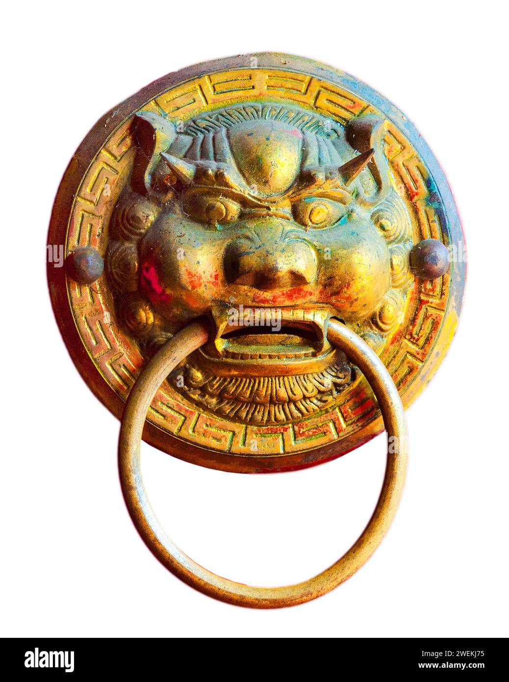 La vecchia maniglia a forma di leone metallico isolato su sfondo bianco Foto Stock