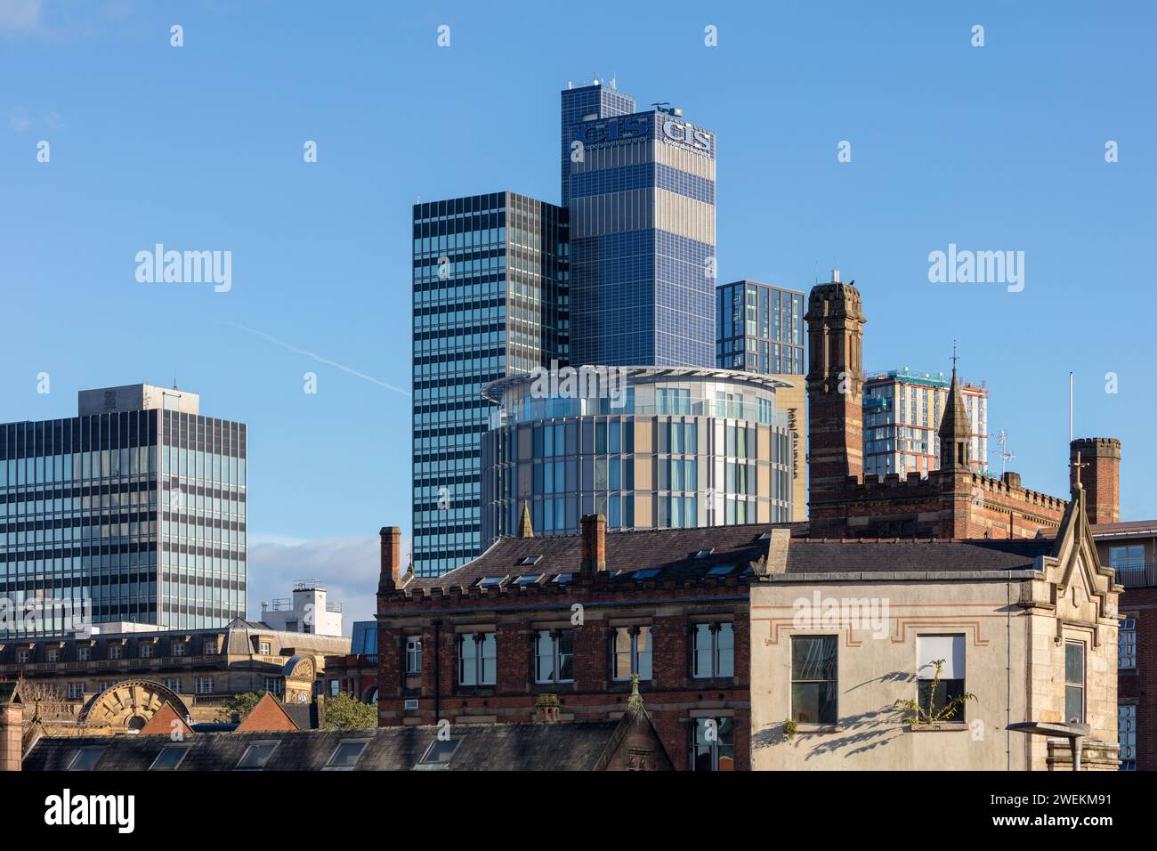 Immagine della CIS Tower, della New Century House, dell'Hotel Indigo e della Chetham's School of Music scattata in una giornata di cielo azzurro soleggiato a Manchester, Regno Unito Foto Stock