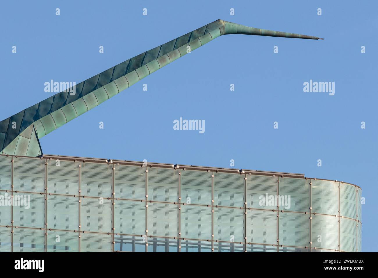 Il dorso del tetto in rame e le vetrate dell'edificio Urbis, che ospita il National Football Museum di Manchester, Regno Unito. Preso su una bella. buon pomeriggio Foto Stock