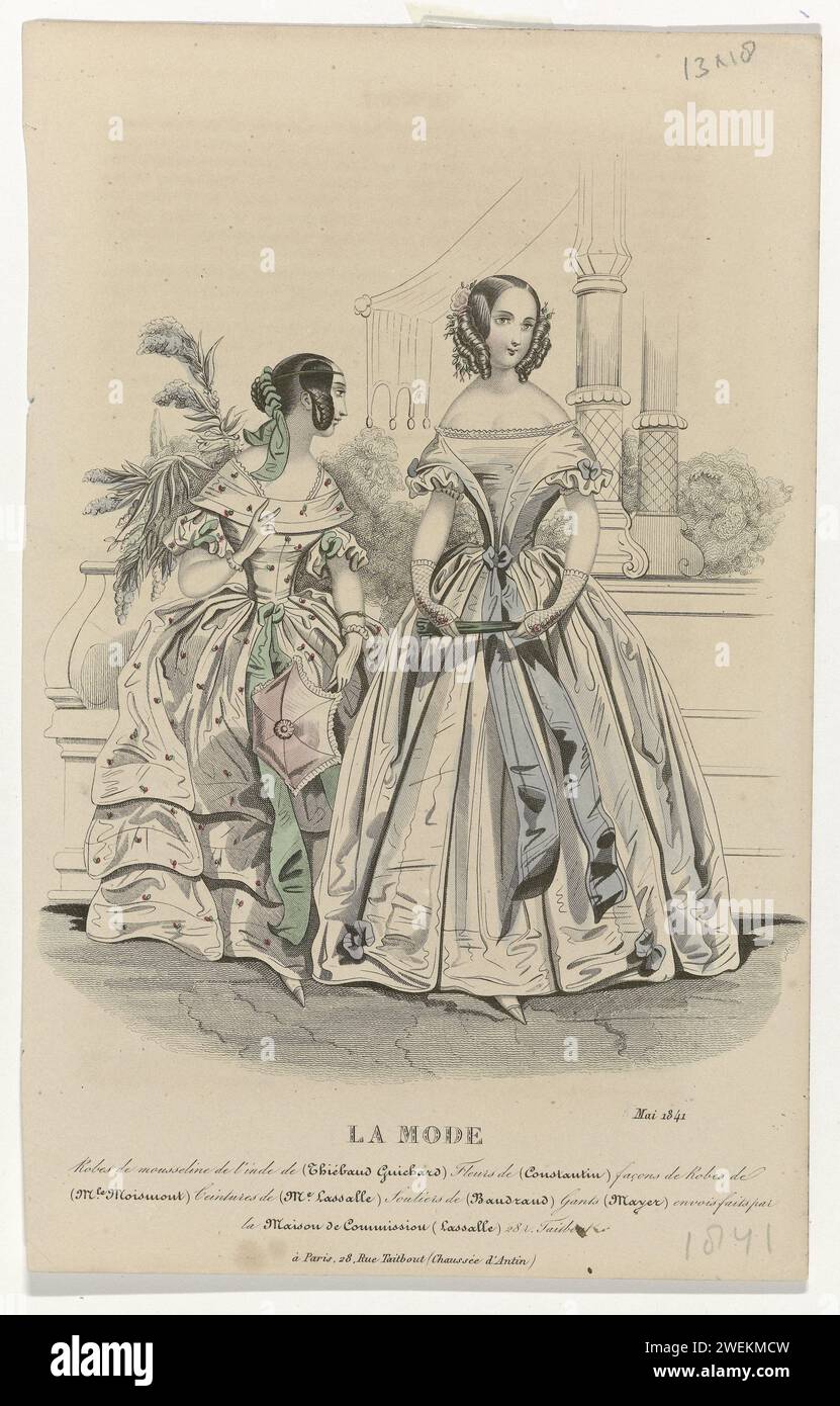 Moda, maggio 1841: Mousselin veste (...), 1841 due donne in una balaustra. Secondo la didascalia: Abiti di 'Mousseline de l'Hand' di Thiébaud Guichard. Sotto alcune righe di testo pubblicitario per prodotti diversi. Stampa dalla rivista di moda la Mode (1829-1855). lastre di moda per incisioni in carta. abito, abito (+ abiti da donna). bracciale, pochette da polso (+ abiti da donna). cintura, cintura, cintura (+ abiti da donna). scarpe, sandali (+ abiti da donna). Guanti, guanti (MITAINES) (+ abiti da donna). ombrellone, ombrellone (+ abiti da donna). fiori. fan (+ abiti da donna) Foto Stock