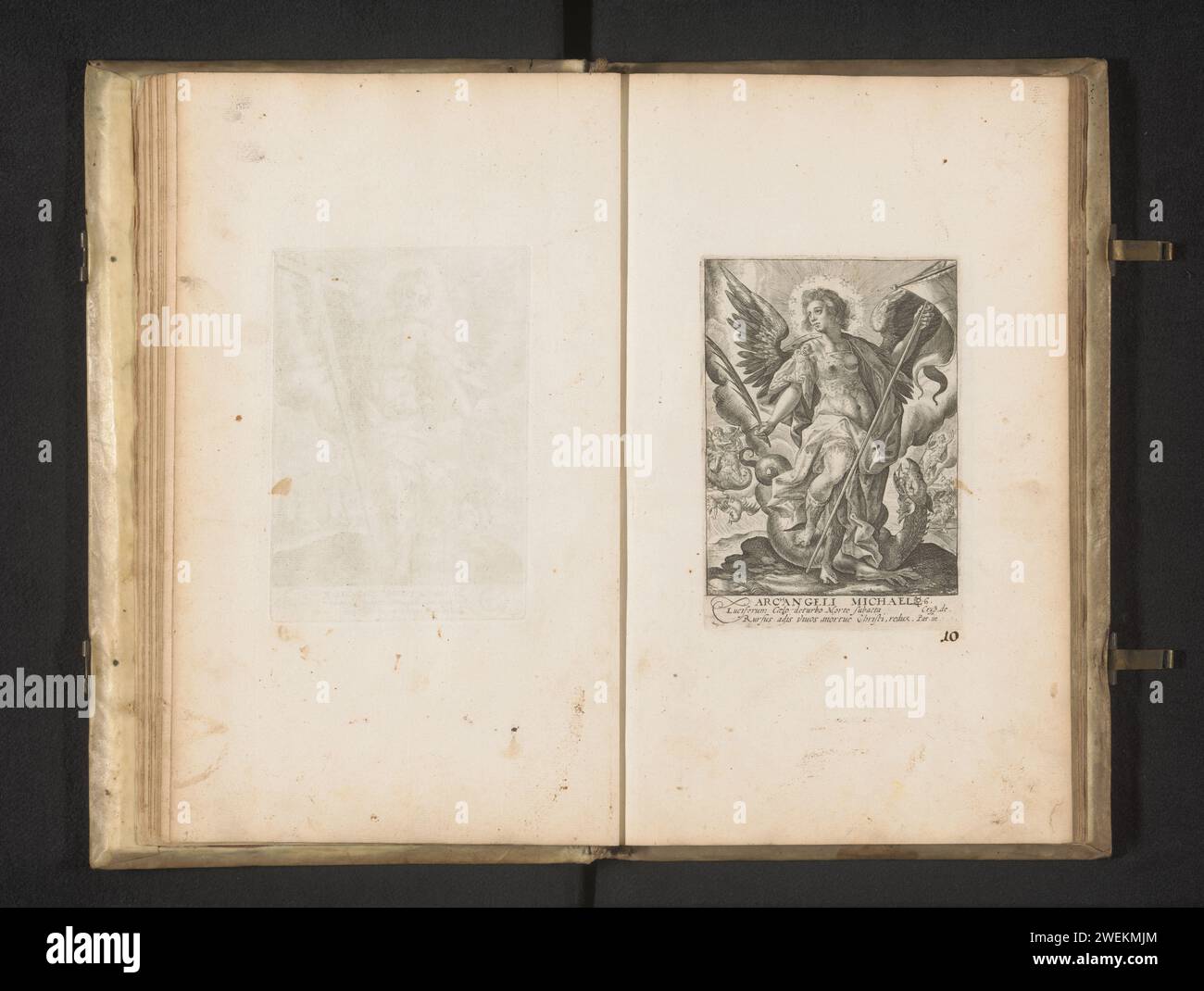 Arcangelo Michaël, Crispijn van de Passe (i), 1670 - 1726 stampa Arcangelo Michaël con ramo di palma e striscione. Nelle scene di sfondo del giudizio universale. Numerato nell'Intandschrift: 6. In questo album fa parte di una serie di dodici esibizioni di Aartsengelen e altri angeli. Parte di un album con esibizioni principalmente cristiane. Incisione di carta dell'Arcangelo Michele (spesso in armatura con spada o lancia). Giudizio universale Foto Stock