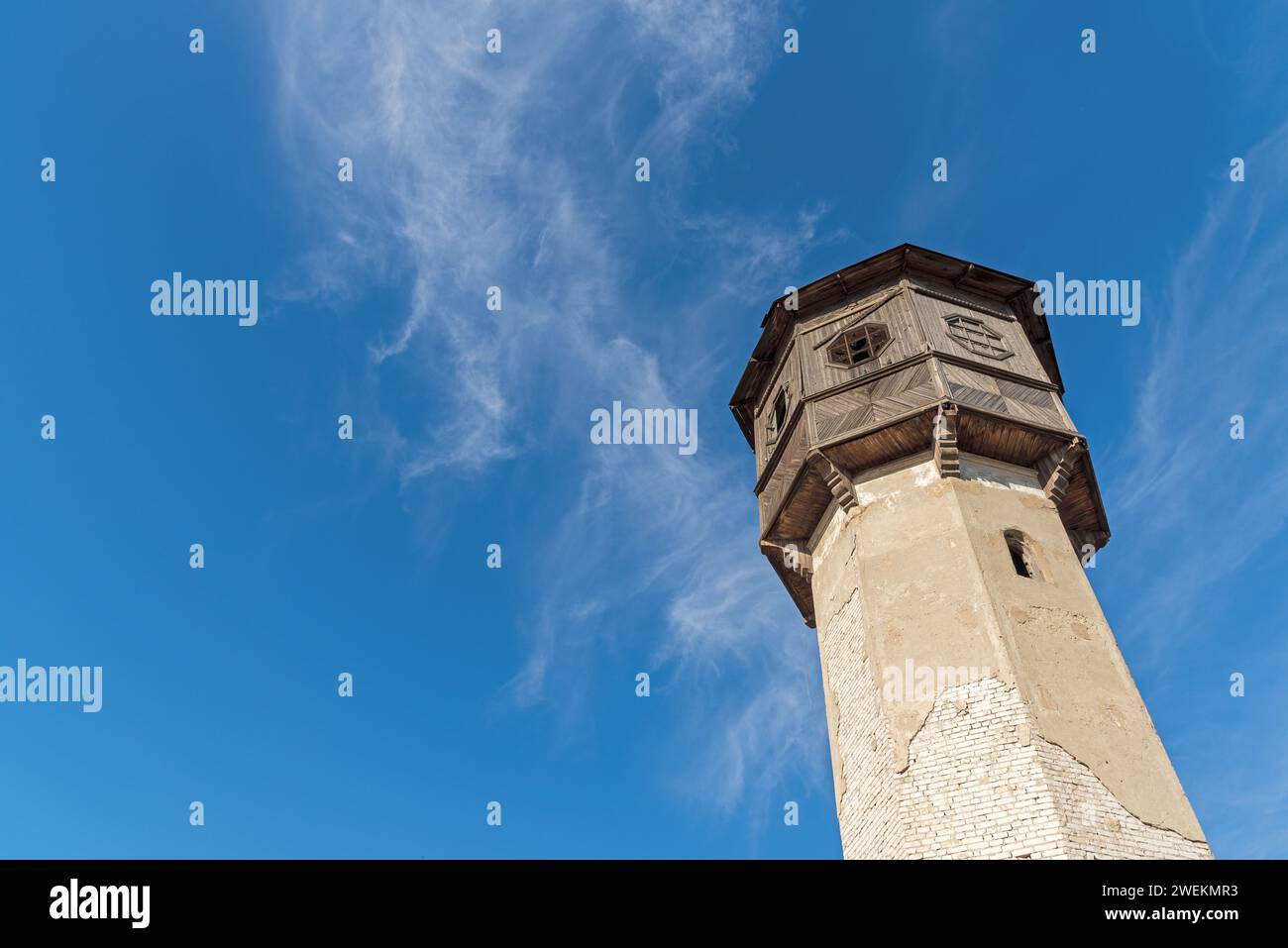 Acqua vecchia torre contro il cielo blu. Foto Stock
