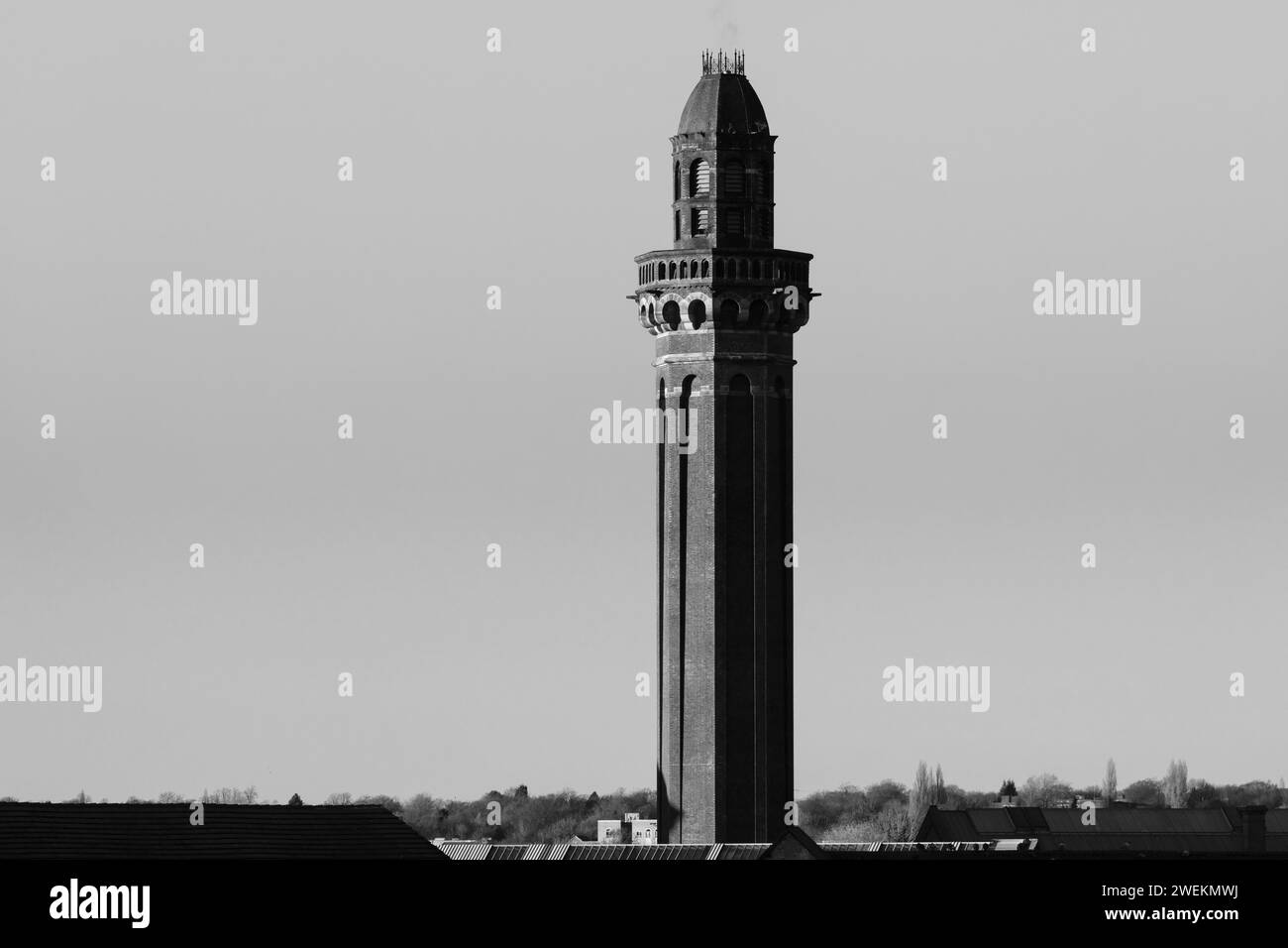 HMP Manchester Tower, un edificio storico di Manchester in bianco e nero. Ex prigione di Strangeways, questa immagine è stata scattata in un pomeriggio di sole Foto Stock