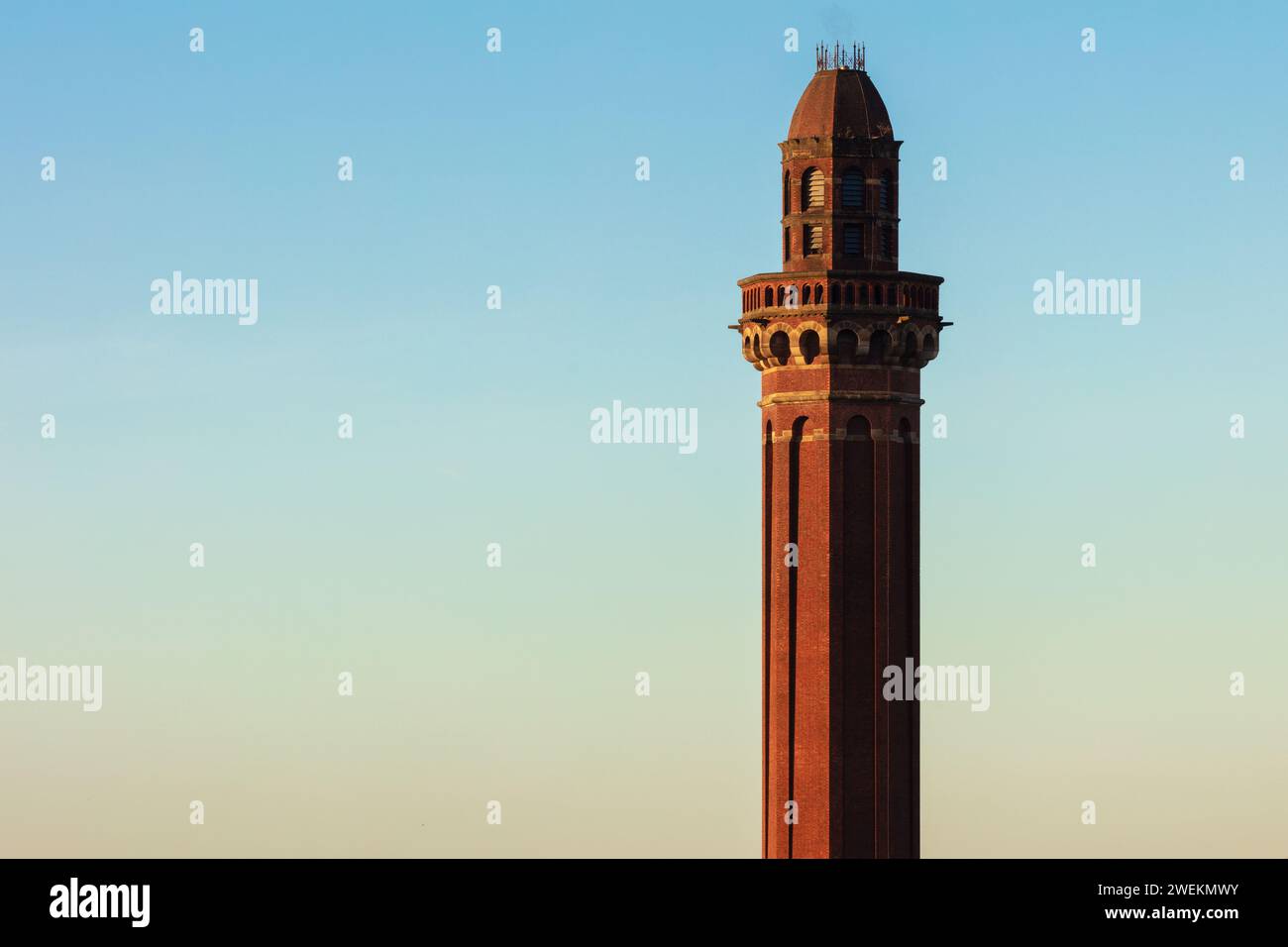 HMP Manchester Tower, un edificio storico di Manchester. Ex prigione di Strangeways, questa immagine è stata scattata in un chiaro e soleggiato tardo pomeriggio Foto Stock