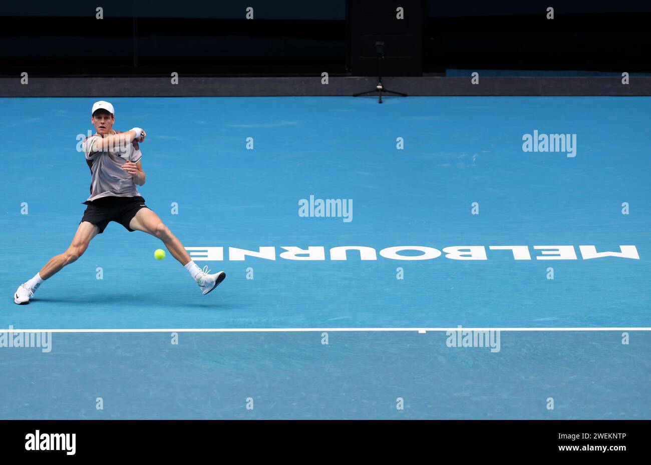 Melbourne, Australia. 26 gennaio 2024. L'italiano Jannik Sinner fa un ritorno durante la semifinale del singolare maschile contro la Serbia Novak Djokovic al torneo di tennis Australian Open di Melbourne, Australia, 26 gennaio 2024. Crediti: Ma Ping/Xinhua/Alamy Live News Foto Stock
