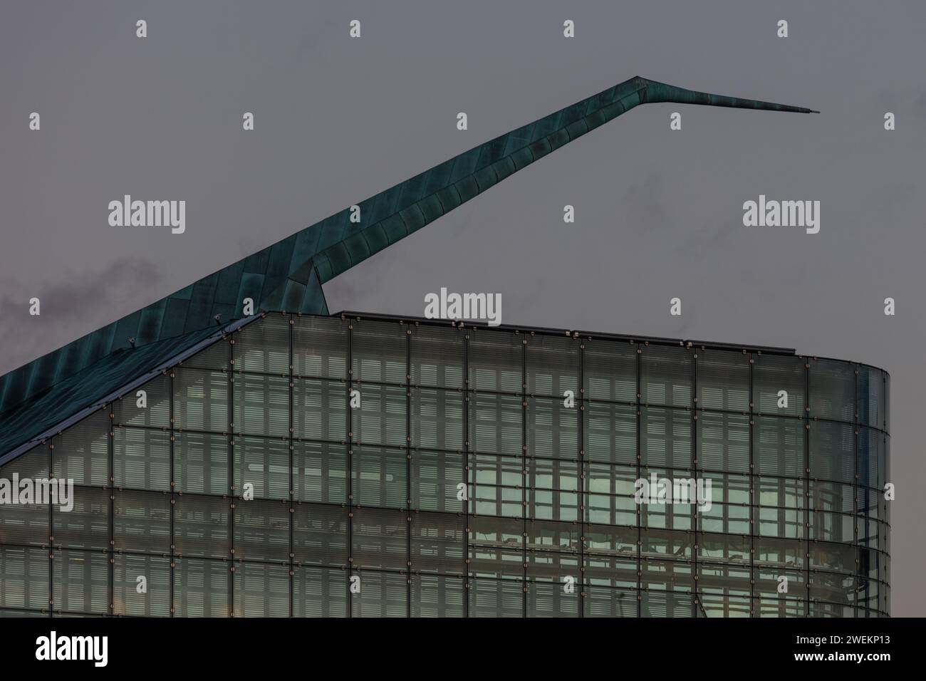 Il dorso del tetto in rame e le vetrate dell'edificio Urbis, che ospita il National Football Museum di Manchester, Regno Unito. Preso su una bella. buon pomeriggio Foto Stock