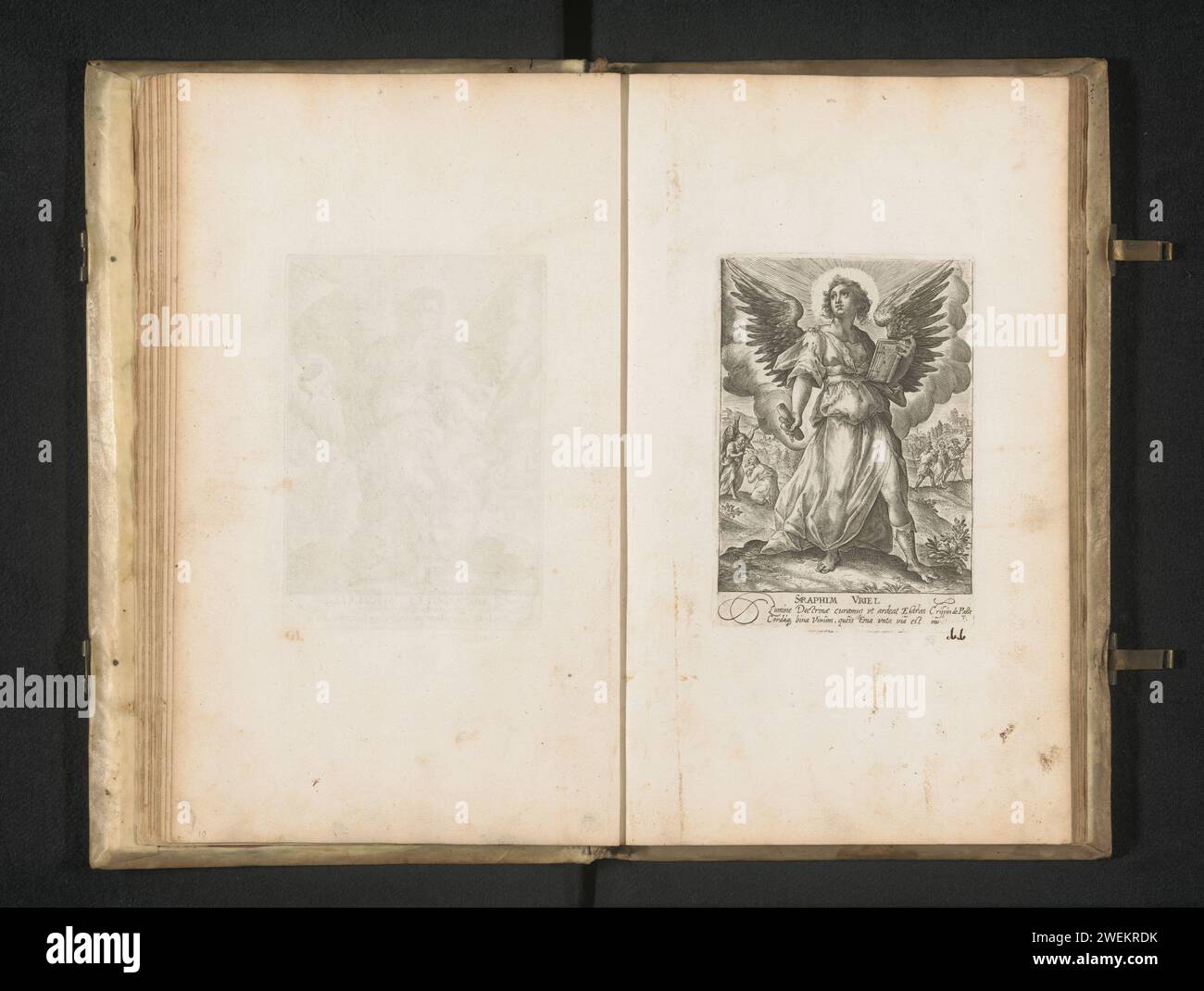 Arcangelo Uriel, Crispijn van de Passe (i), 1670 - 1726 stampa Arcangelo Uriel con libro e tubo o carta arrotolata. ramo e banner palm. A sinistra sullo sfondo, Uriel rimprovera il sacerdote Ezra. A destra sullo sfondo i due discepoli che Cristo incontra sulla via per Emmaus. In questo album fa parte di una serie di dodici esibizioni di Aartsengelen e altri angeli. Parte di un album con esibizioni principalmente cristiane. Incisione di carta di altri arcangeli diversi da Michael, Gabriel e Raphael: Uriel. Ezra e l'arcangelo Uriel (2 Esdra 4:1). Cleopas e Pietro incontrano Cristo (qualche volta Foto Stock