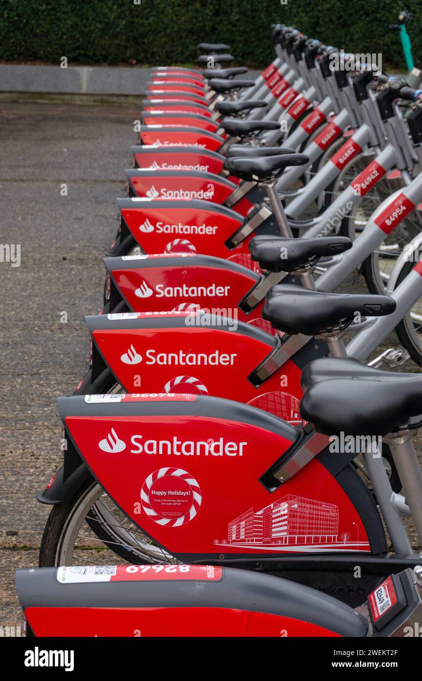 Santander biciclette a noleggio a Central Milton Keynes, Regno Unito; l'azienda ha una lunga associazione con la città con la sua sede centrale lì. Foto Stock