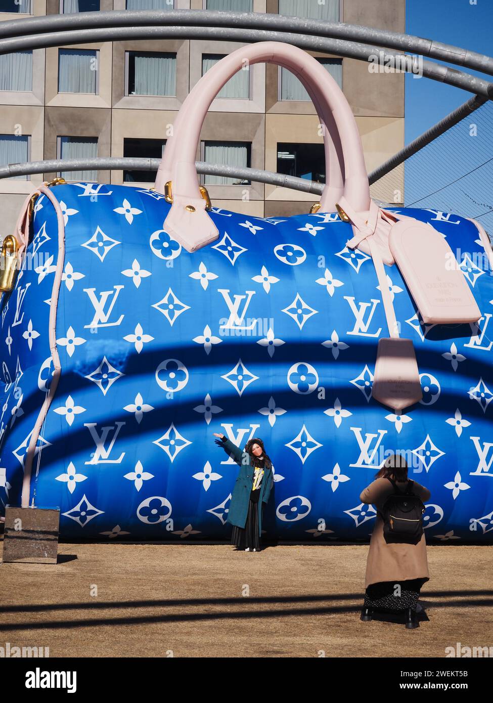 TOKYO, GIAPPONE - 26 gennaio 2024: Una gigantesca borsa gonfiabile Louis Vuitton sul tetto del Miyashita Park nella zona di Shibuya a Tokyo. Foto Stock