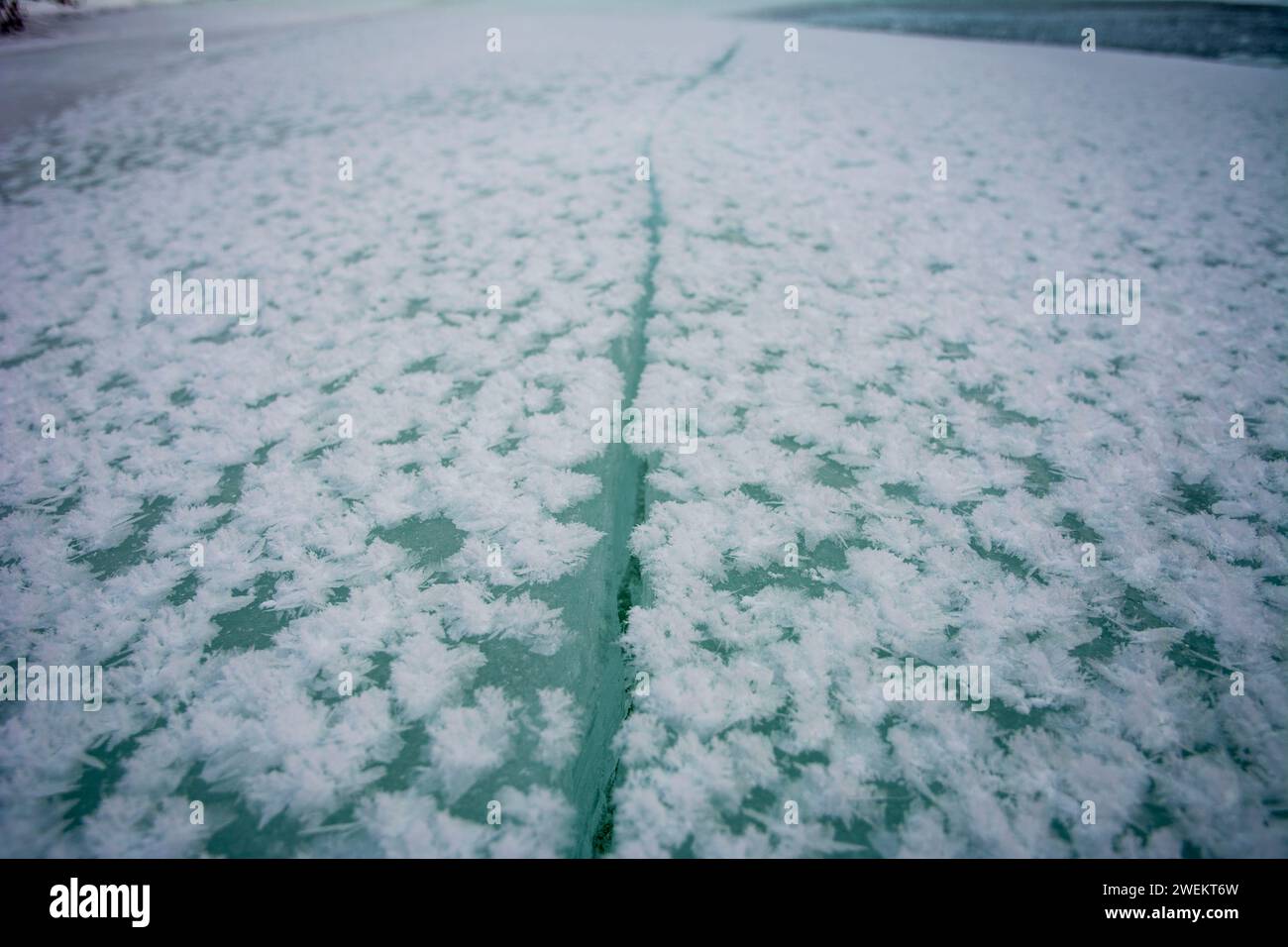 Primo piano della superficie ghiacciata con bellissimi motivi di neve Foto Stock