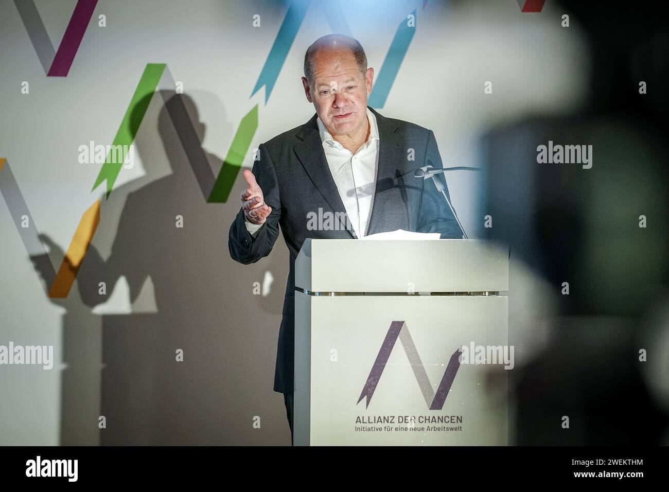 Berlino, Germania. 26 gennaio 2024. Il Cancelliere federale Olaf Scholz (SPD) interviene al meeting della rete Alliance of Opportunities. Attualmente, 65 aziende di 16 settori hanno già Unito le forze per formare l'Alleanza delle opportunità, con l'obiettivo generale di aiutare le persone a trovare lavoro. Crediti: Kay Nietfeld/dpa/Alamy Live News Foto Stock