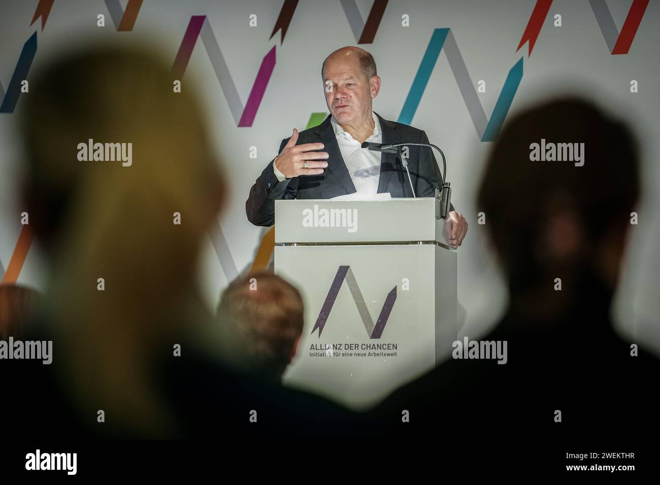 Berlino, Germania. 26 gennaio 2024. Il Cancelliere federale Olaf Scholz (SPD) interviene al meeting della rete Alliance of Opportunities. Attualmente, 65 aziende di 16 settori hanno già Unito le forze per formare l'Alleanza delle opportunità, con l'obiettivo generale di aiutare le persone a trovare lavoro. Crediti: Kay Nietfeld/dpa/Alamy Live News Foto Stock