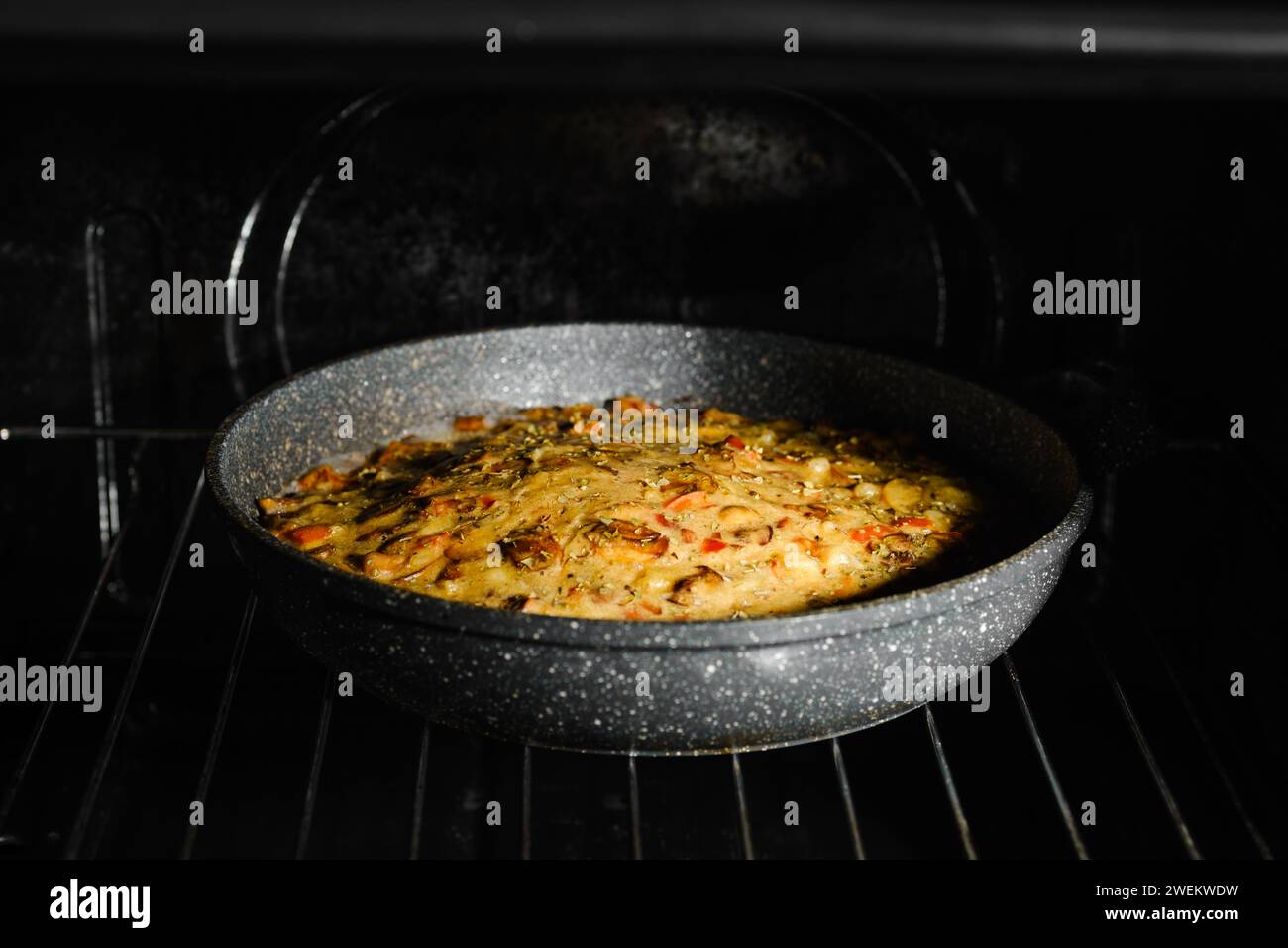 Torta di funghi con carne di pollo sulla griglia in forno Foto Stock