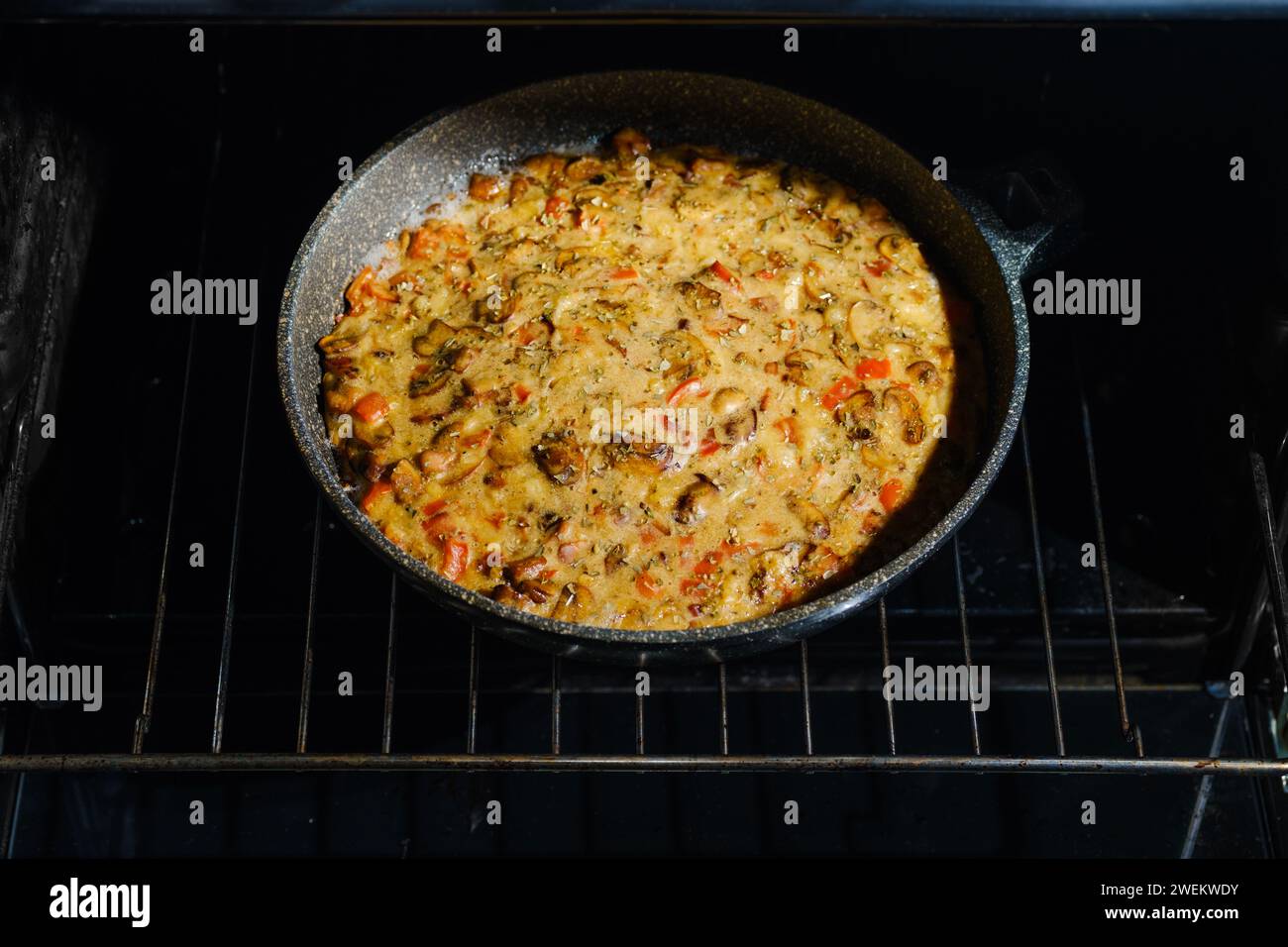 Vista dall'alto della torta di funghi con carne di pollo sulla griglia in forno Foto Stock